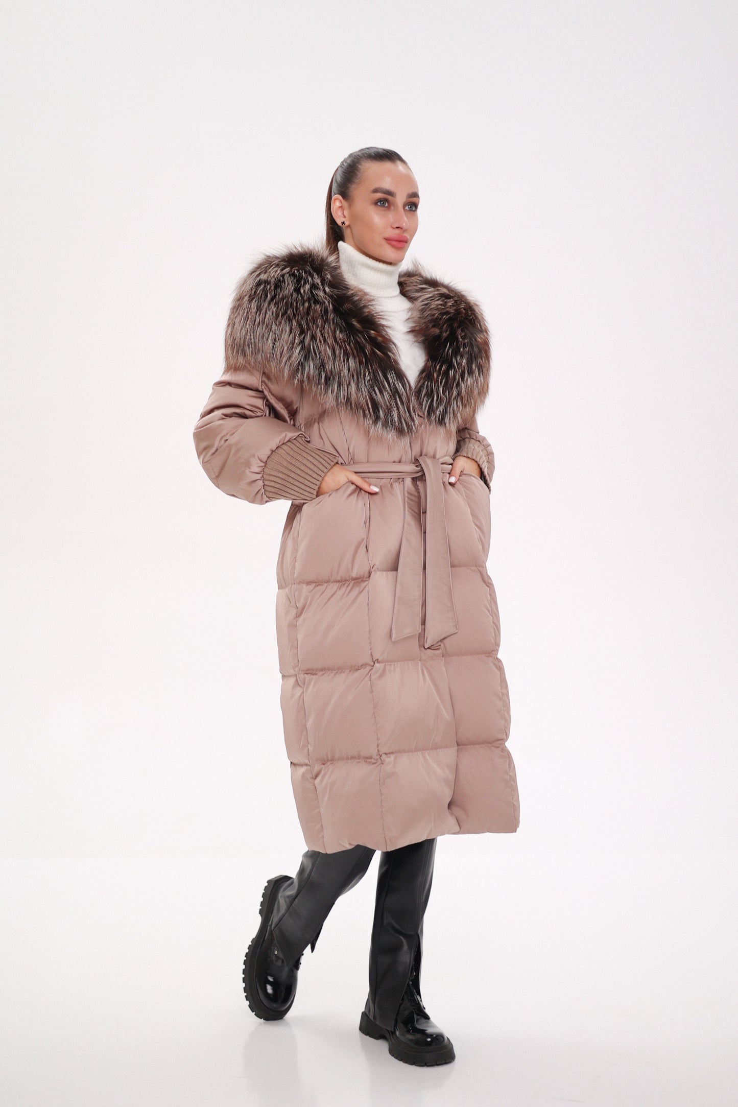 Manteau en duvet entièrement doublé à capuche Rei Silver Fox en blush