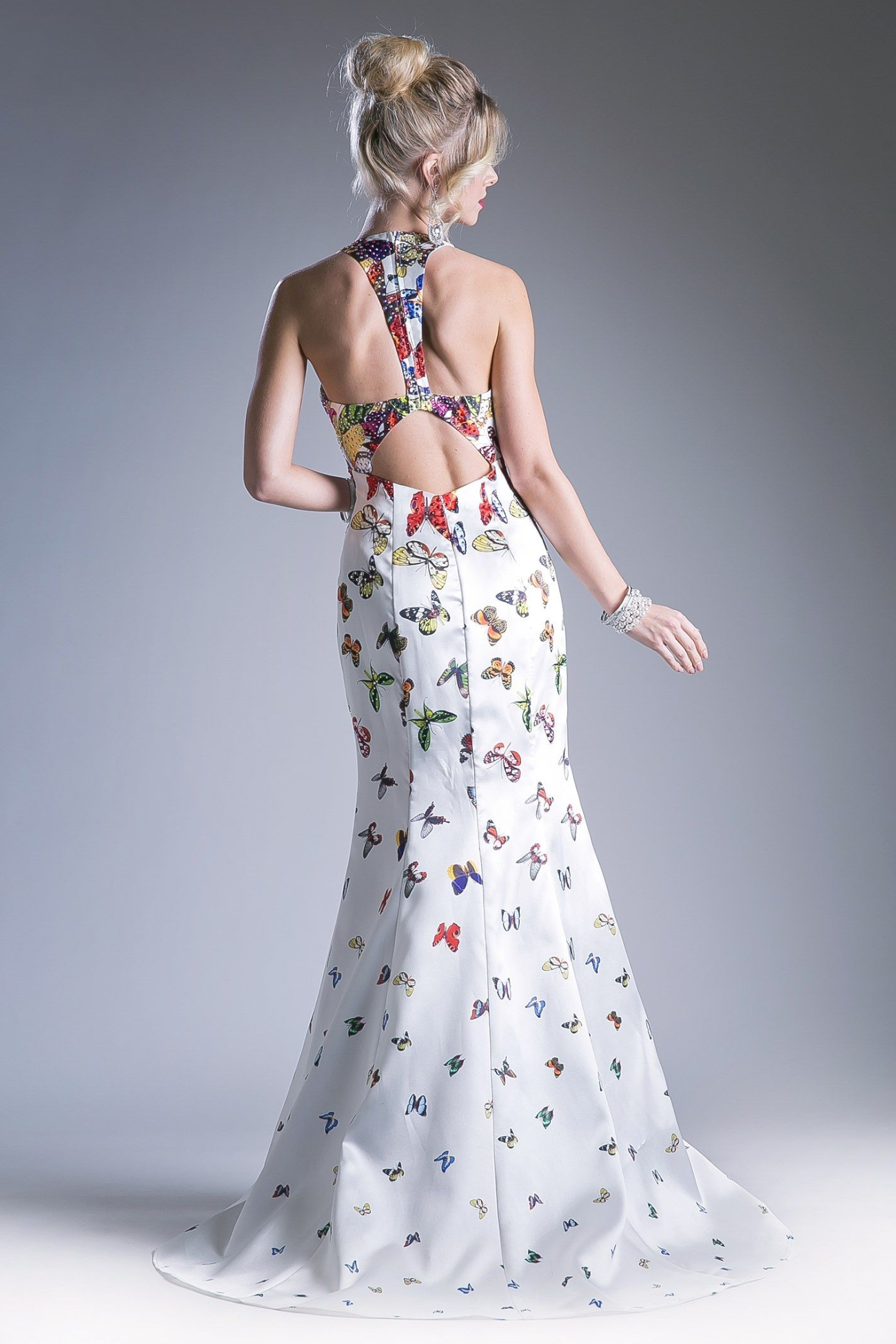 Robe décolleté plongeant en V et sans manches