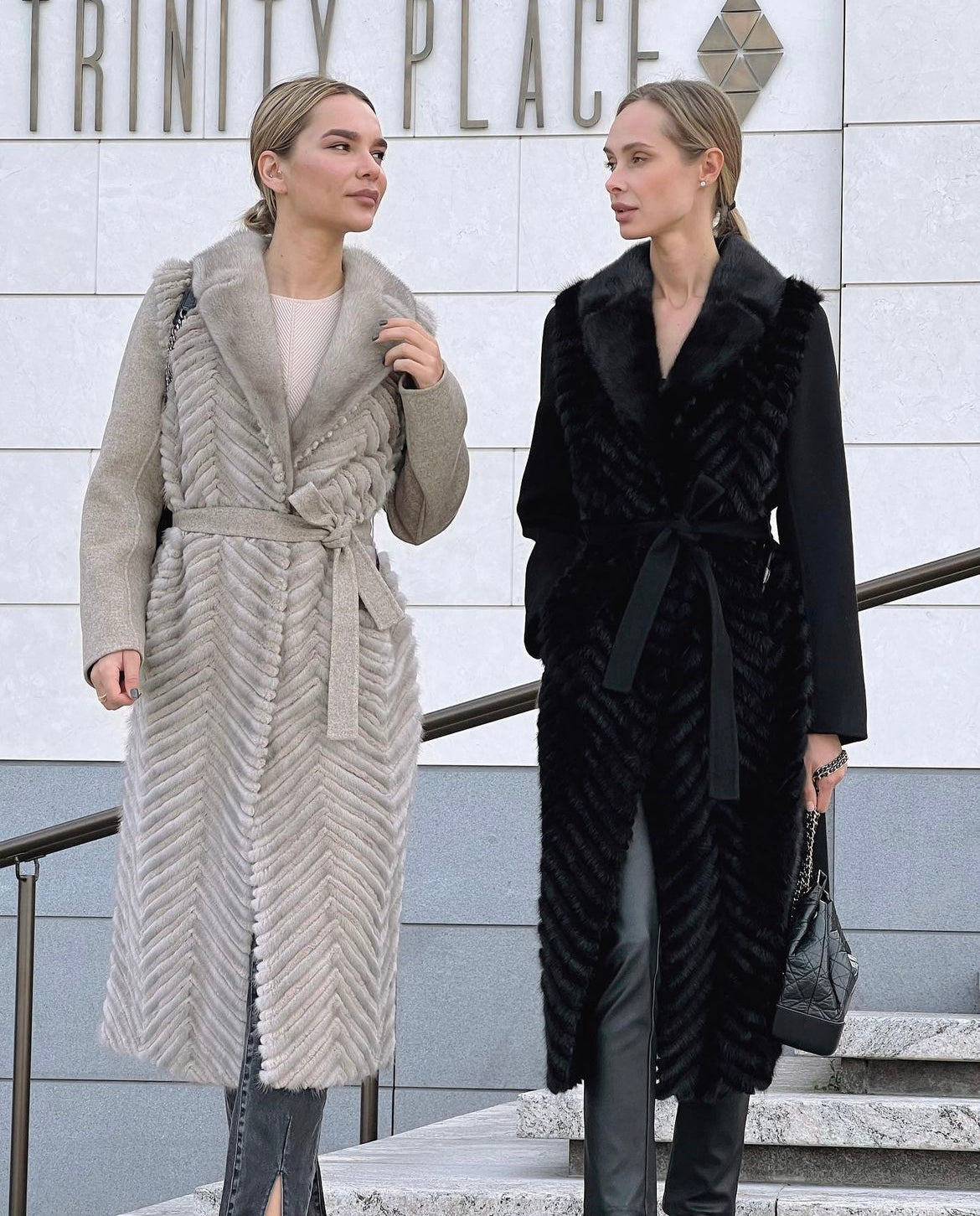 Manteau en laine vierge beige avec bordure en fourrure de vison véritable et fourrure de rex