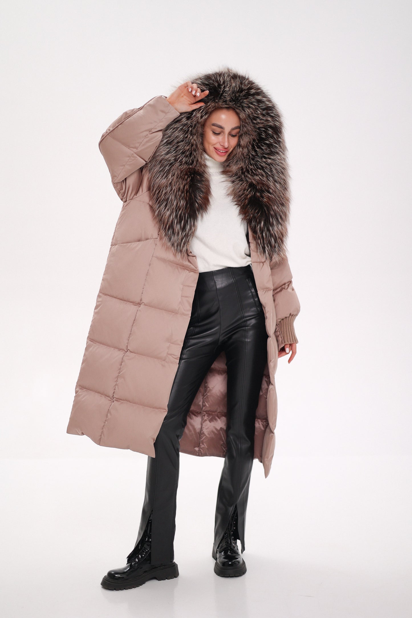 Manteau en duvet entièrement doublé à capuche Rei Silver Fox en blush