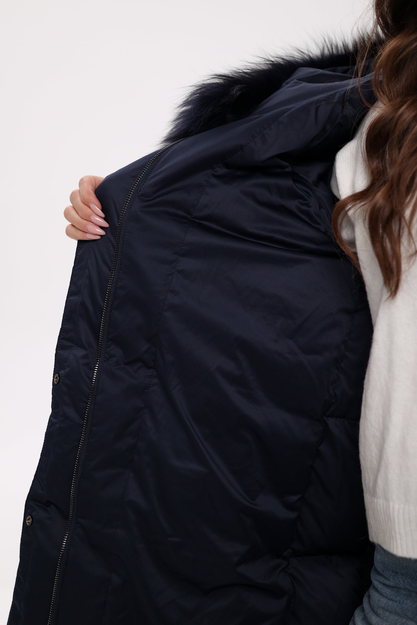 Manteau en duvet bleu roi avec bordure en fourrure de renard véritable