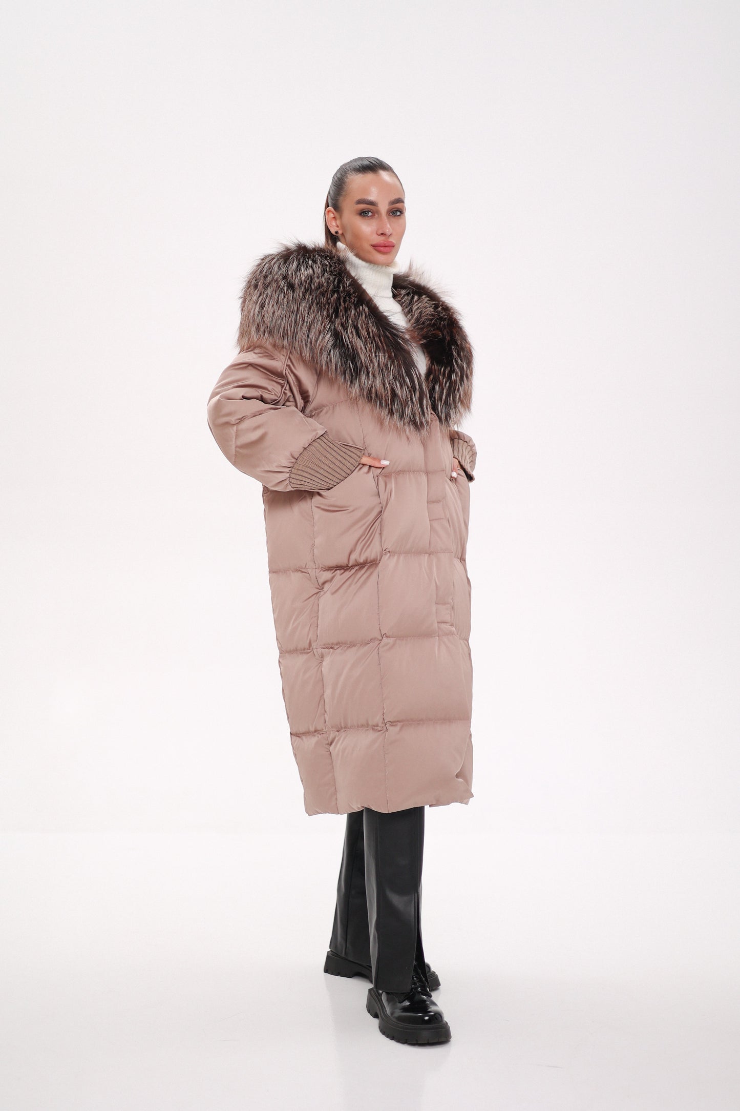 Manteau en duvet entièrement doublé à capuche Rei Silver Fox en blush