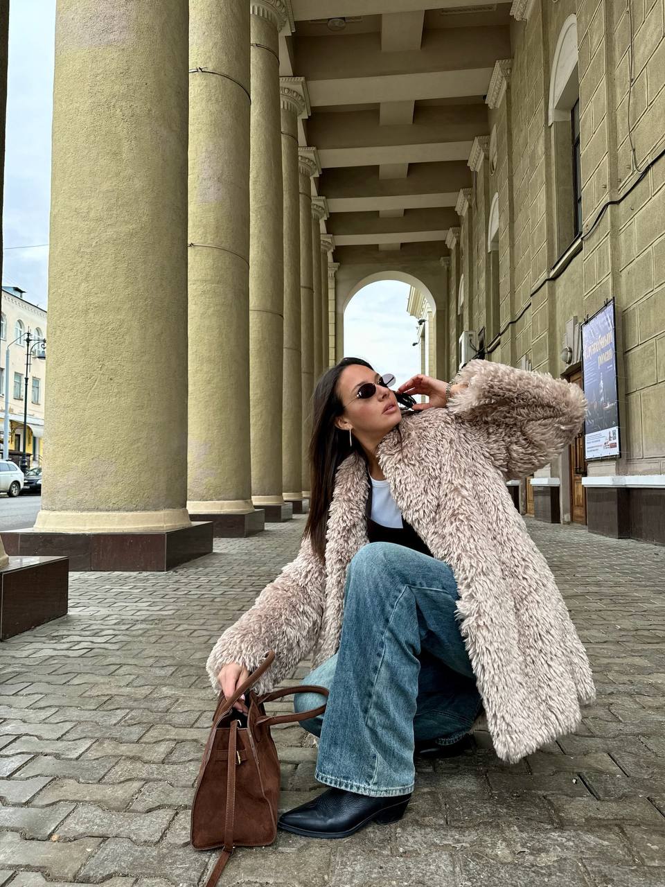 Manteau en fausse fourrure avec ceinture en cuir