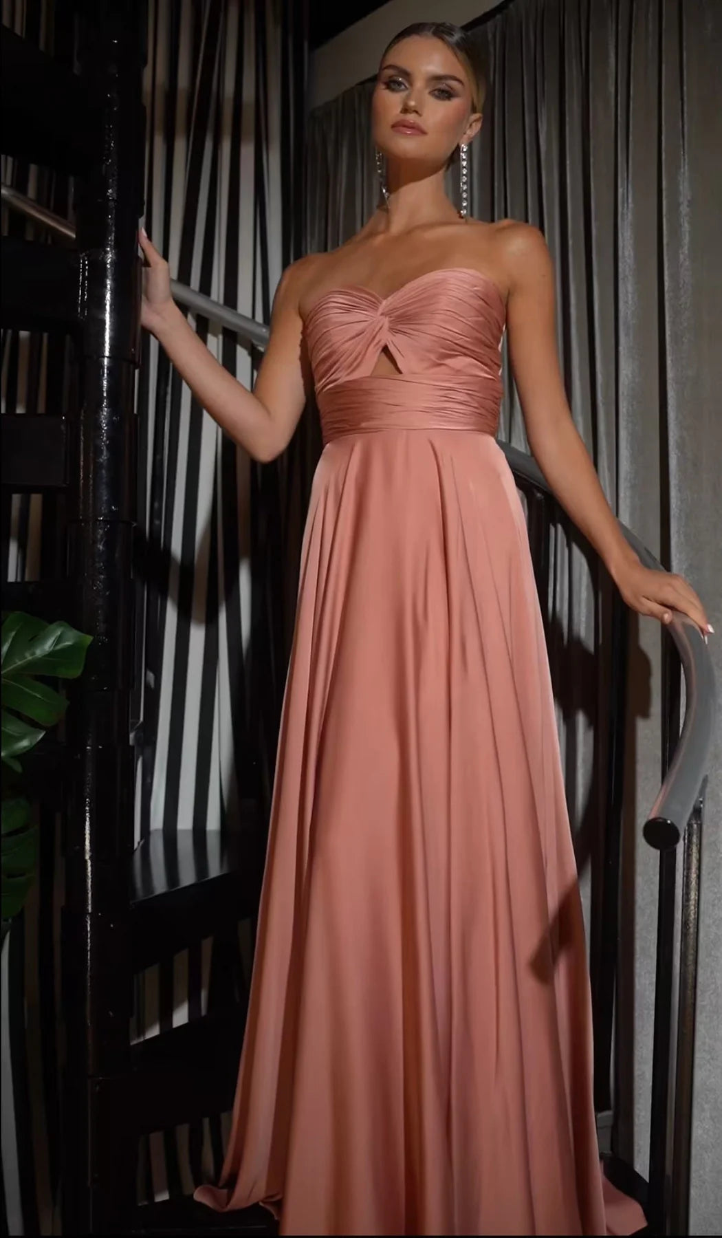 Robe trapèze bustier en satin à col trou de serrure