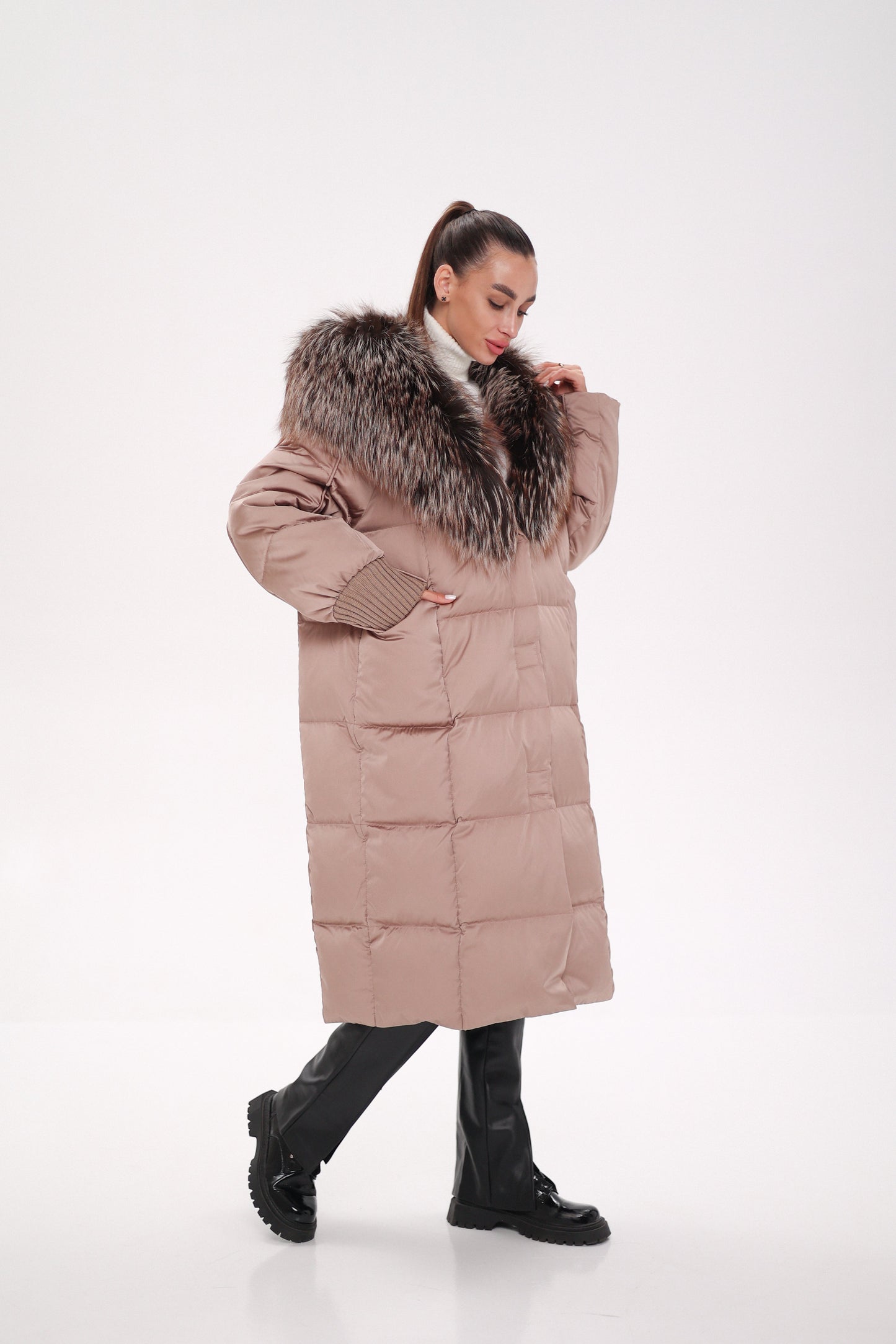 Manteau en duvet entièrement doublé à capuche Rei Silver Fox en blush