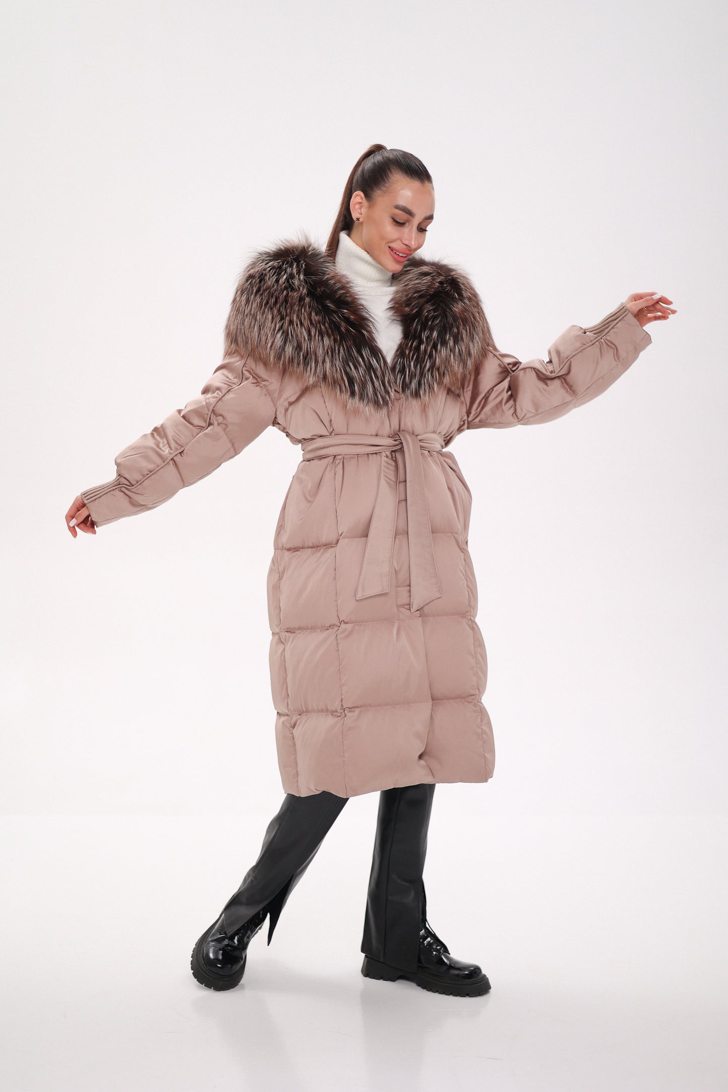Manteau en duvet entièrement doublé à capuche Rei Silver Fox en blush