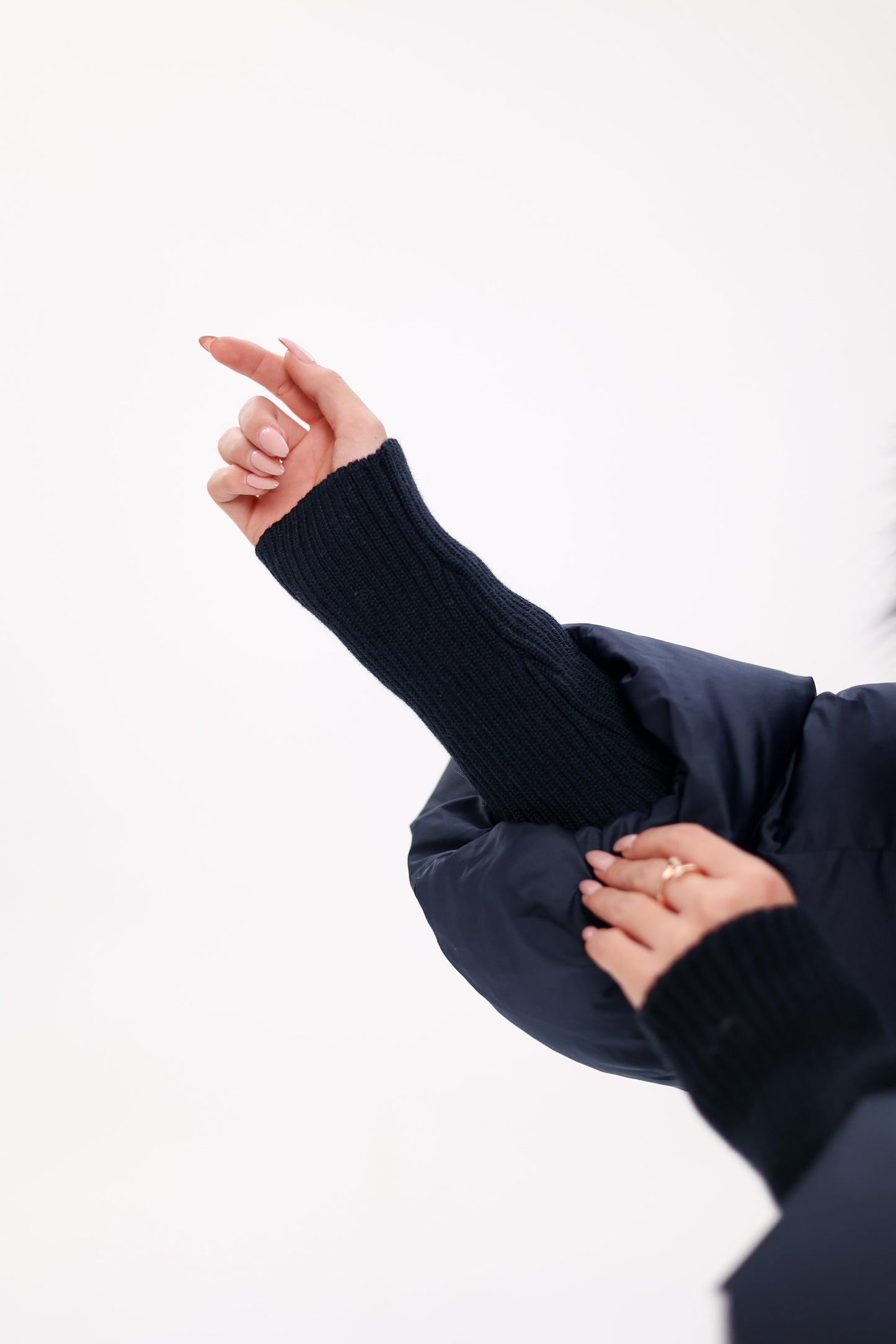 Manteau en duvet bleu roi avec bordure en fourrure de renard véritable