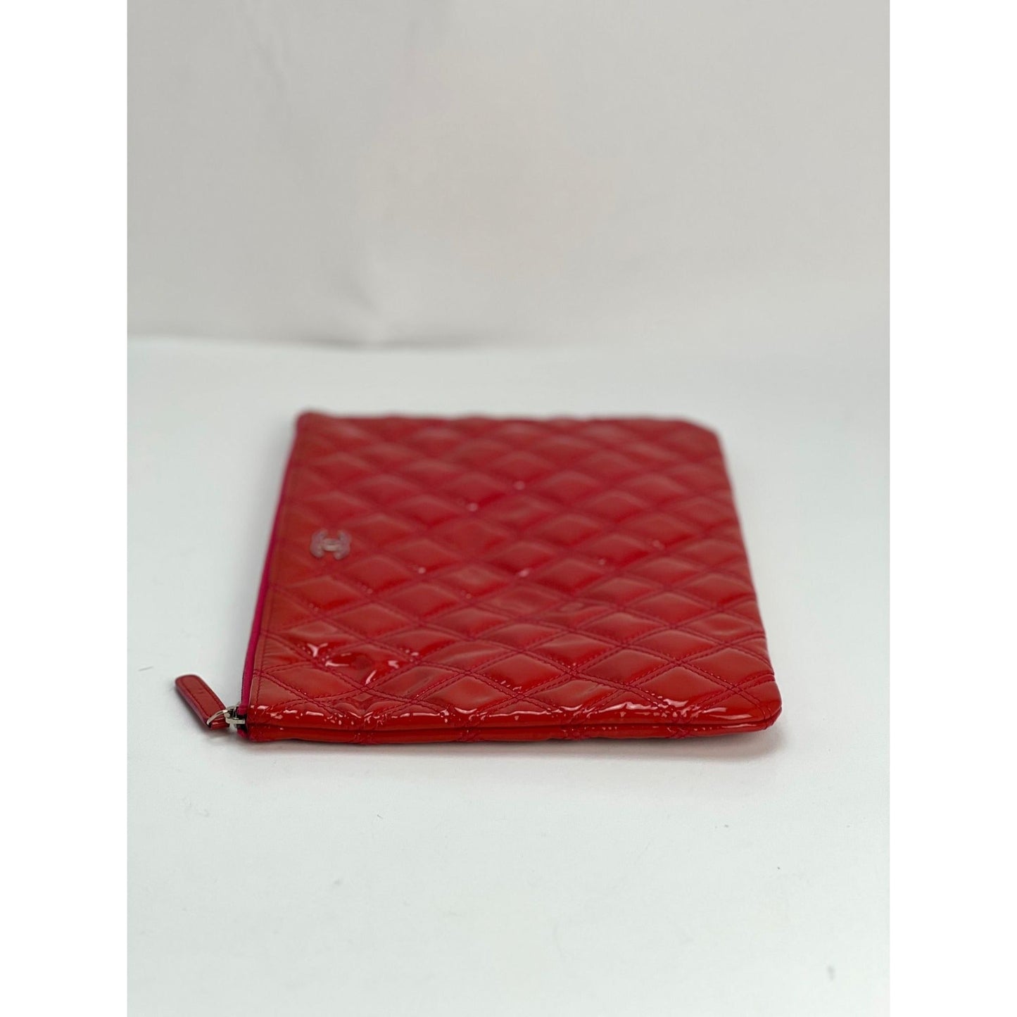 Trousse à maquillage matelassée vernie Chanel de taille moyenne, rose foncé