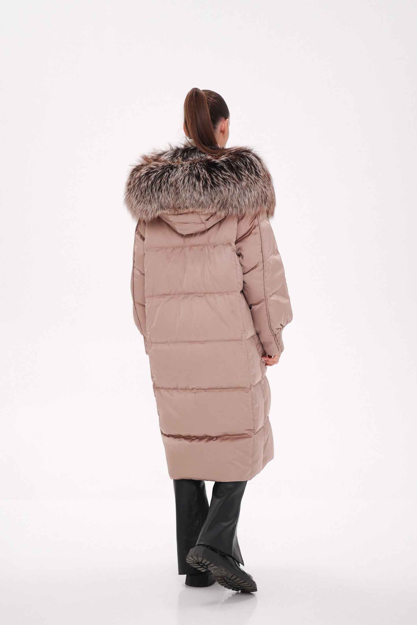 Manteau en duvet entièrement doublé à capuche Rei Silver Fox en blush