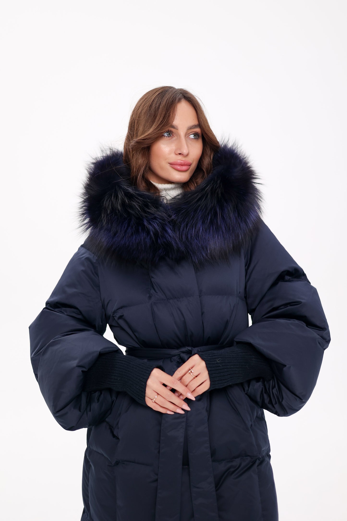 Manteau en duvet bleu roi avec bordure en fourrure de renard véritable
