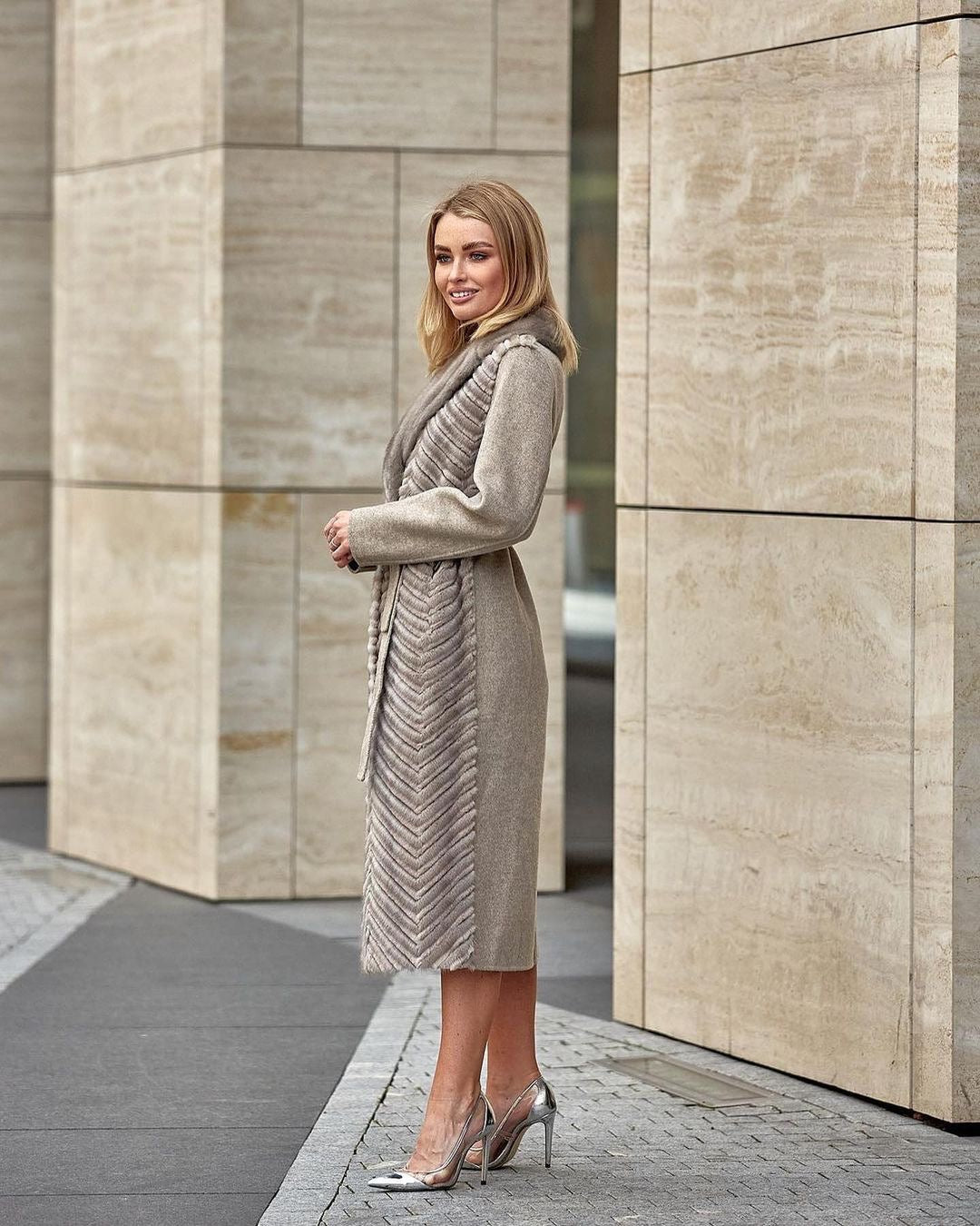Manteau en laine vierge beige avec bordure en fourrure de vison véritable et fourrure de rex