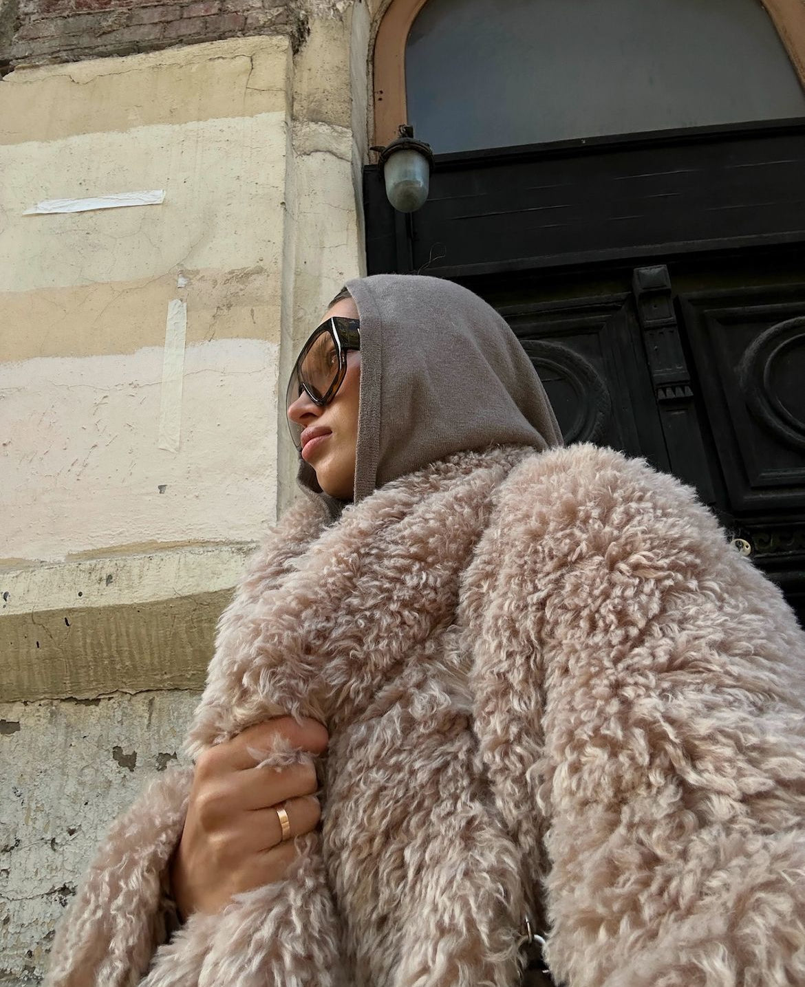 Manteau en fausse fourrure avec ceinture en cuir