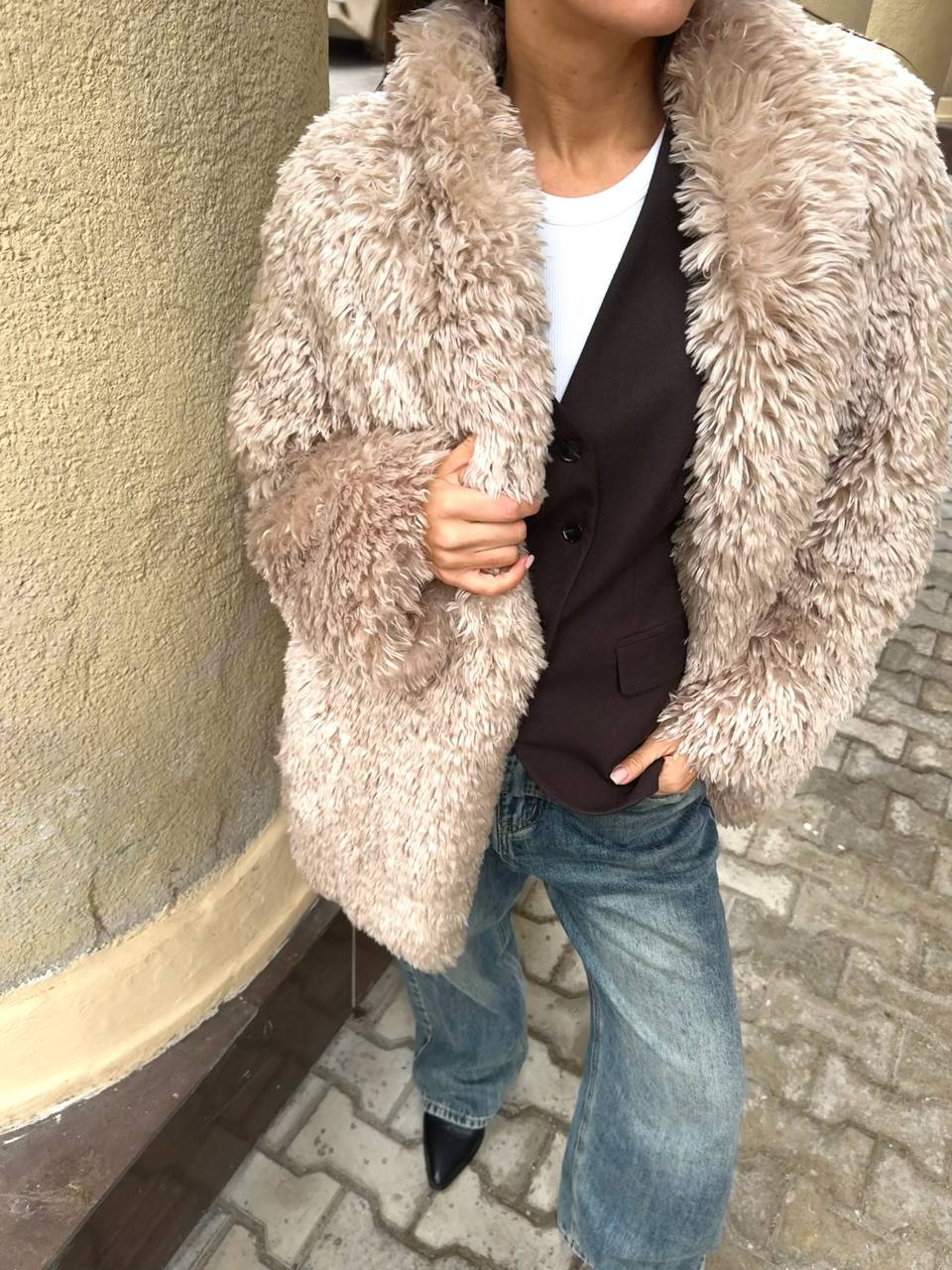 Manteau en fausse fourrure avec ceinture en cuir