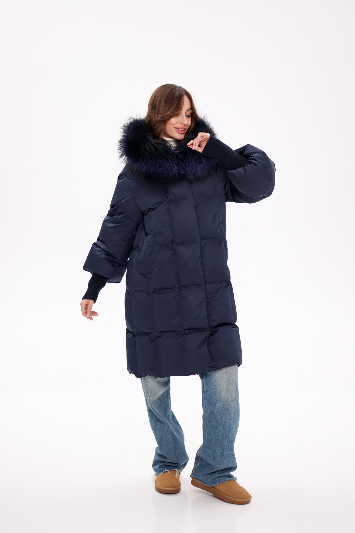 Manteau en duvet bleu roi avec bordure en fourrure de renard véritable