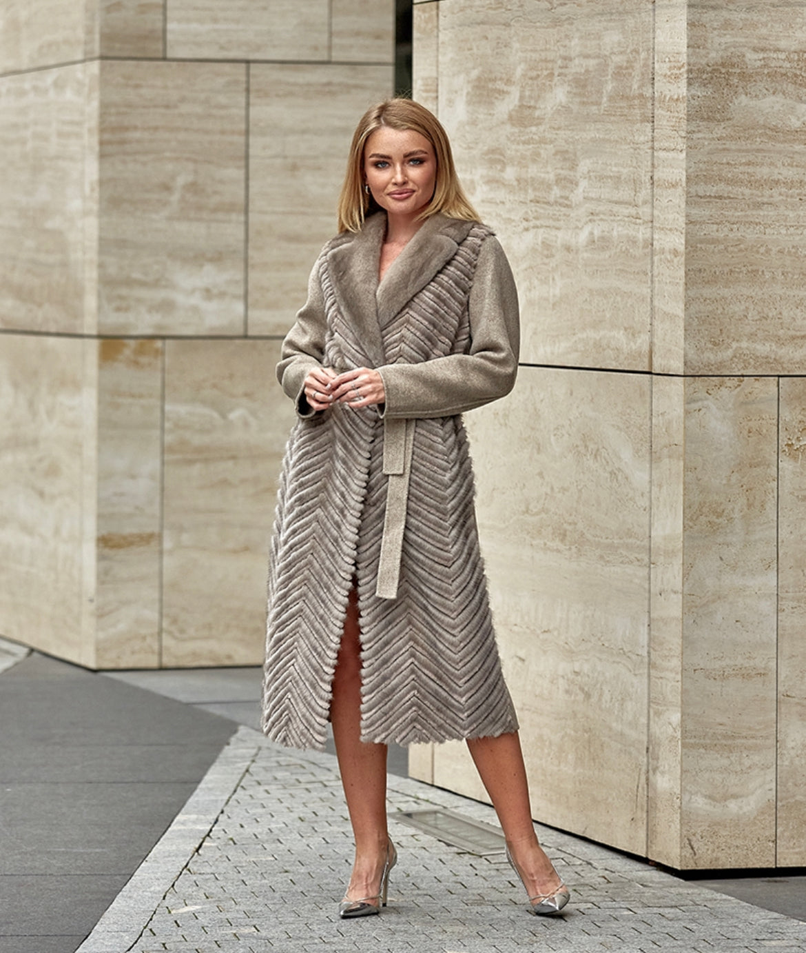 Manteau en laine vierge beige avec bordure en fourrure de vison véritable et fourrure de rex
