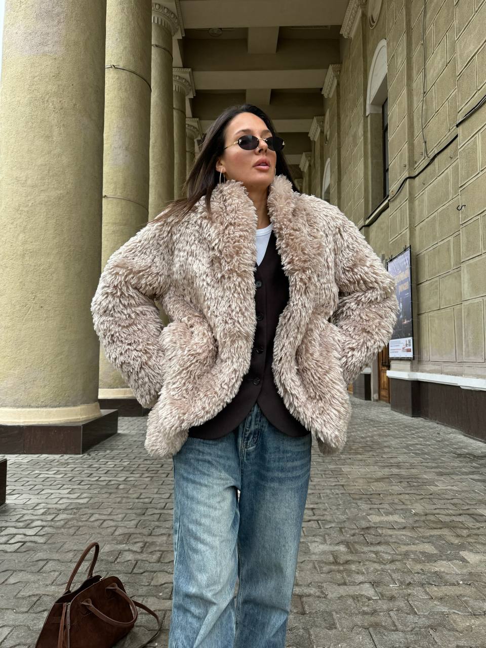 Manteau en fausse fourrure avec ceinture en cuir