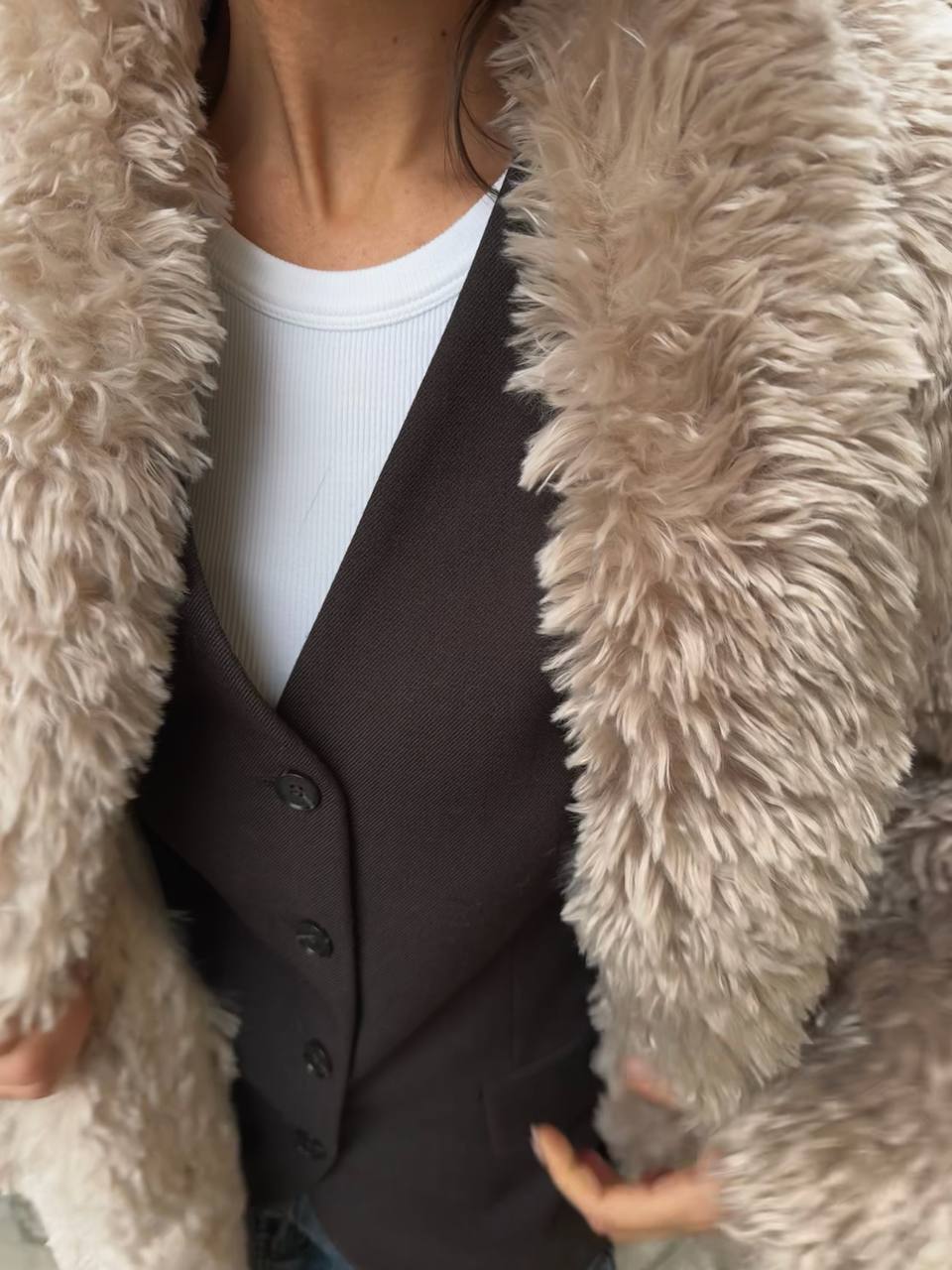 Manteau en fausse fourrure avec ceinture en cuir