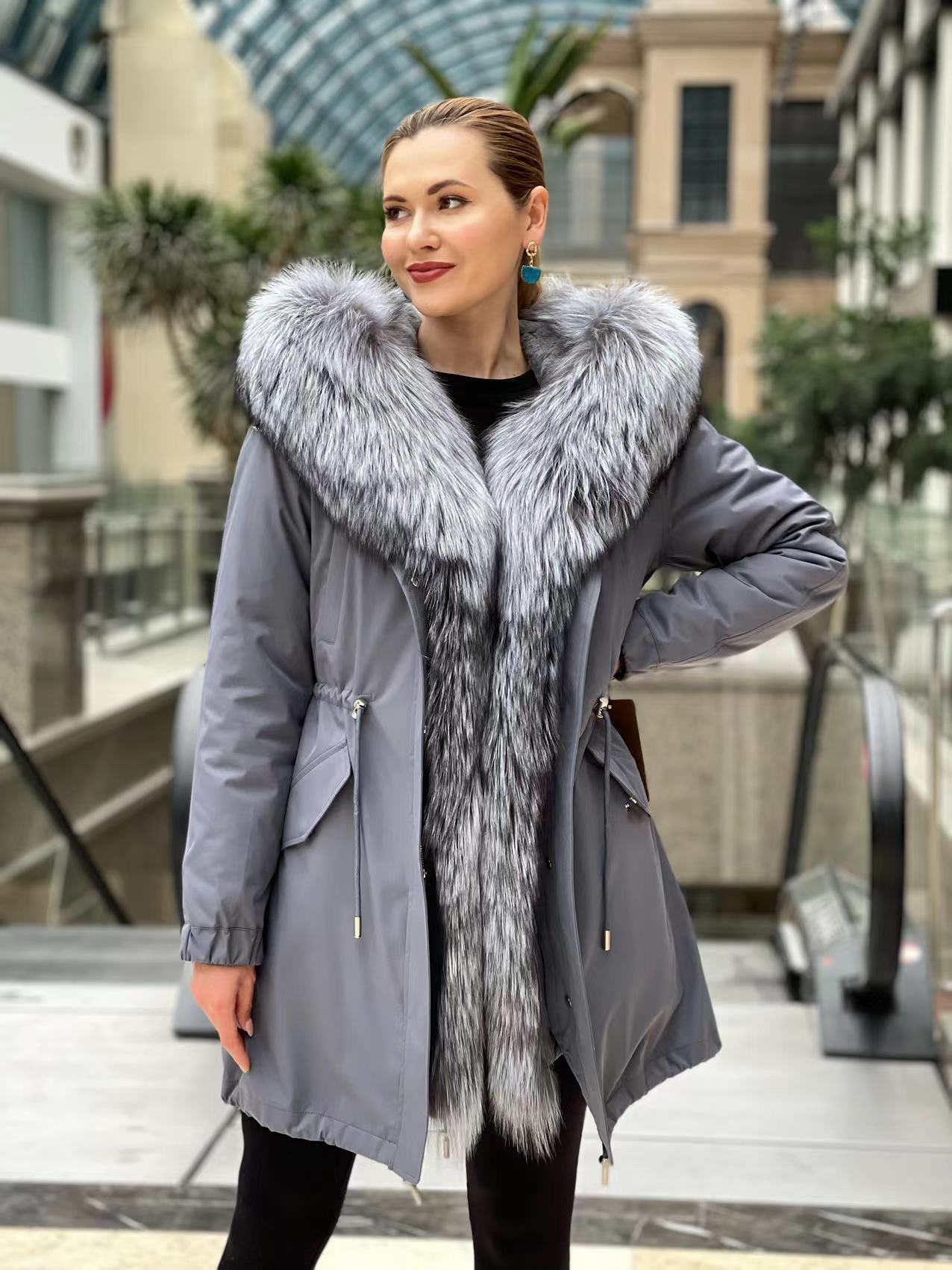 Parka isolée en fourrure de lapin avec bordure en fourrure de renard argenté
