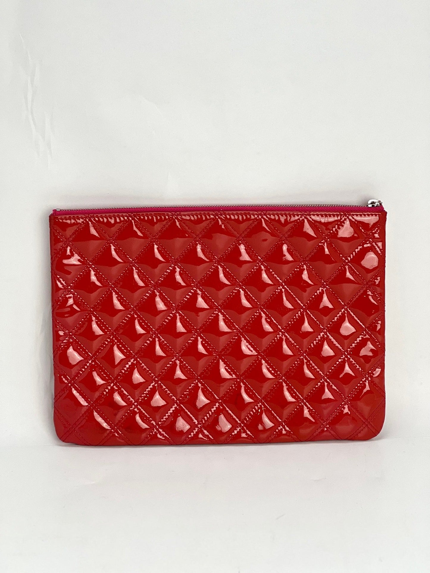 Trousse à maquillage matelassée vernie Chanel de taille moyenne, rose foncé