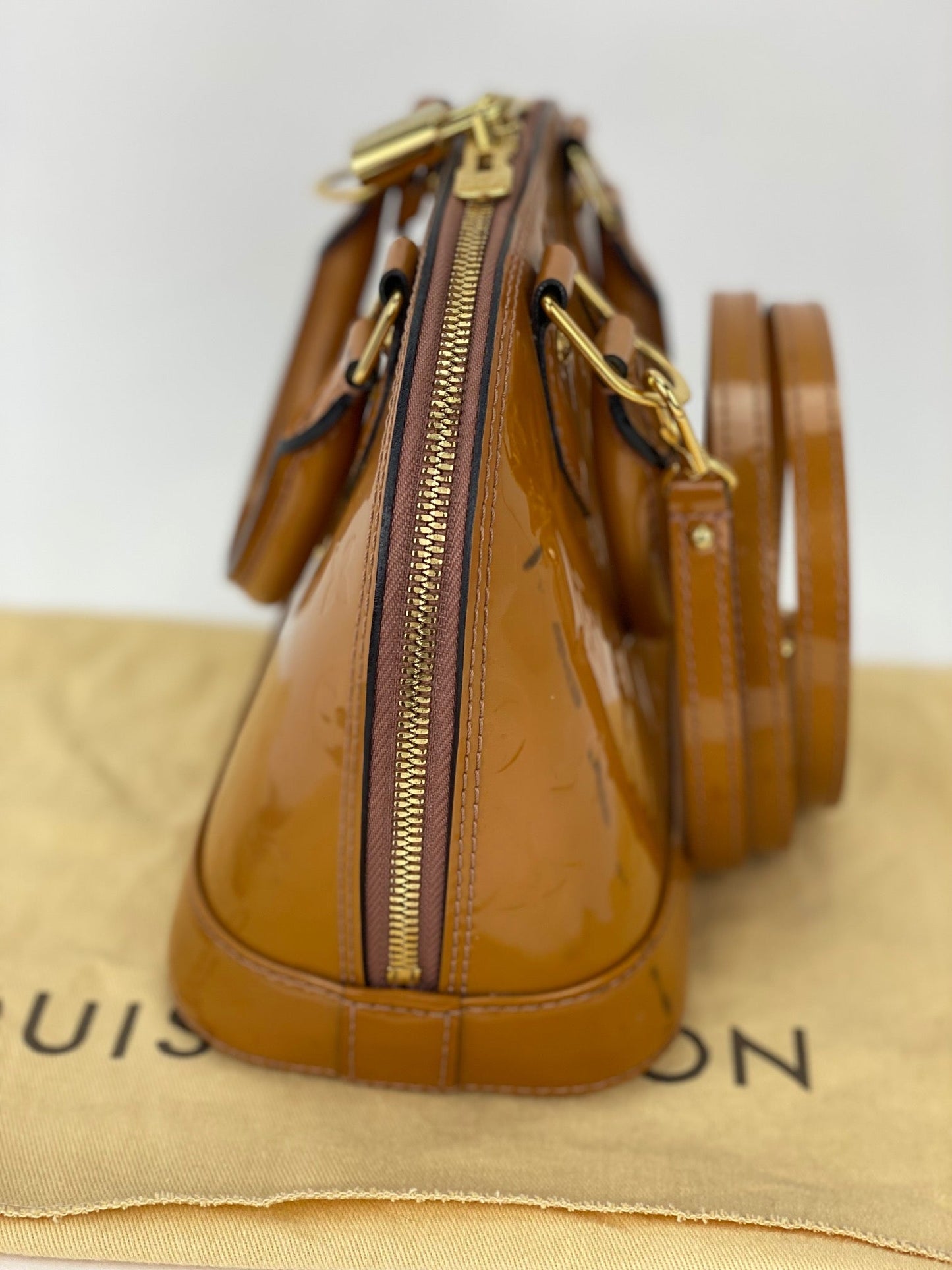 Sac à main Louis Vuitton Vernis Alma BB Rose Velours M91585 d'occasion