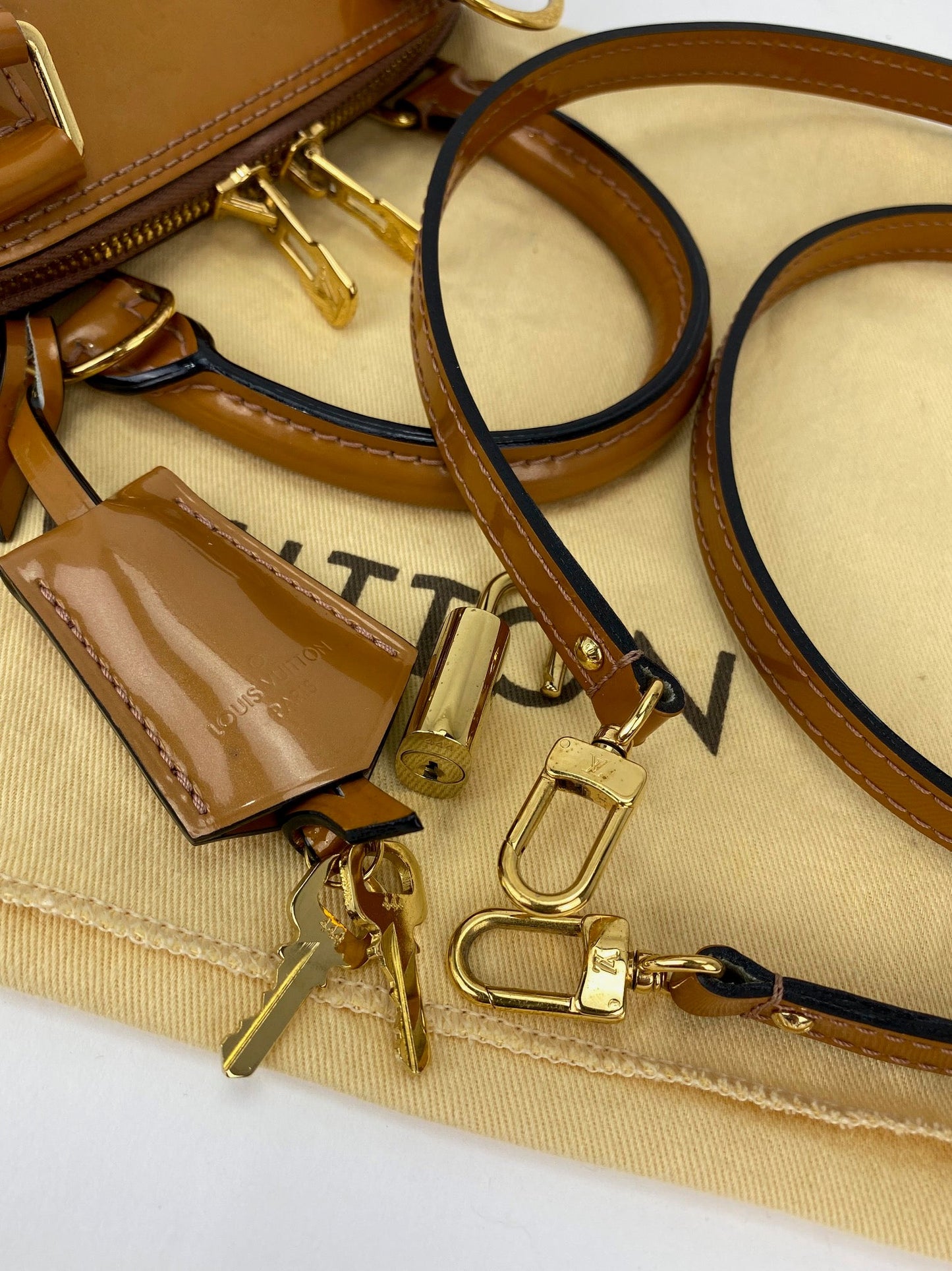 Sac à main Louis Vuitton Vernis Alma BB Rose Velours M91585 d'occasion