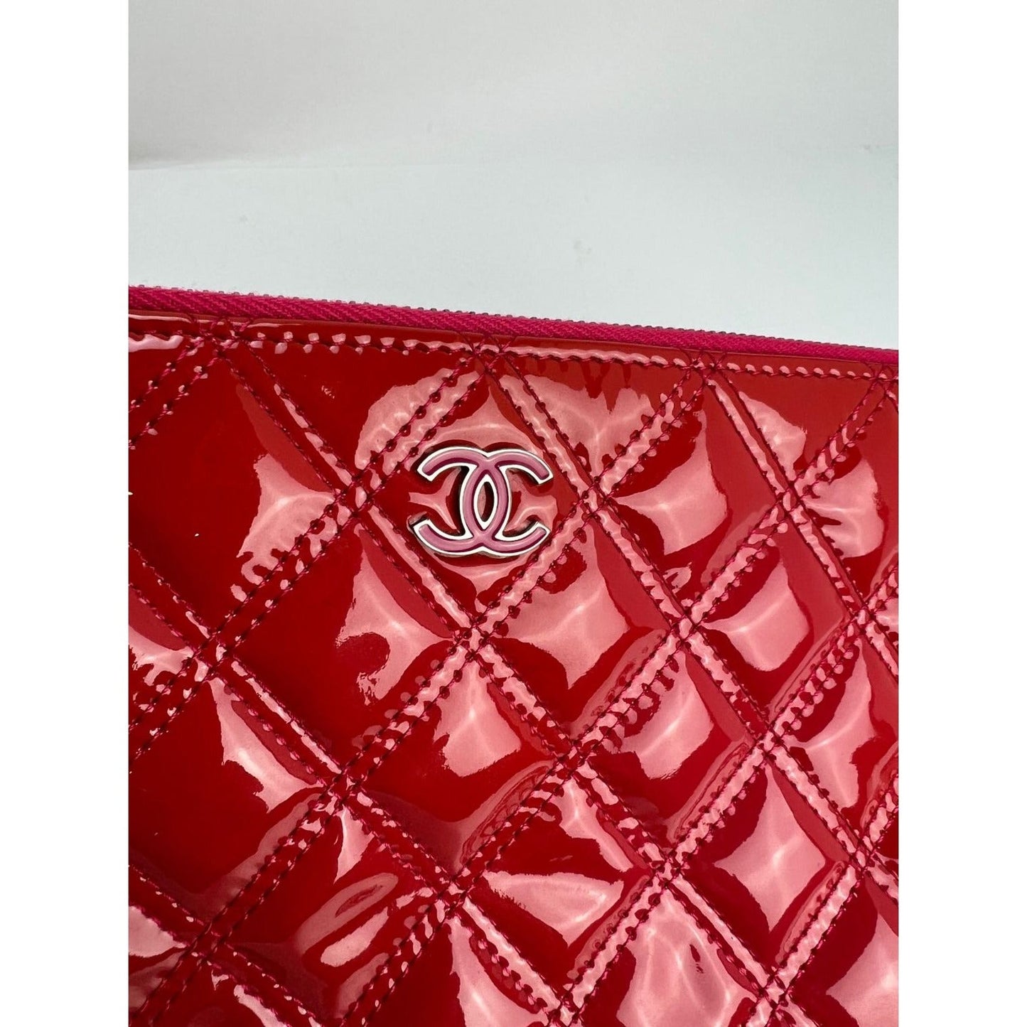 Trousse à maquillage matelassée vernie Chanel de taille moyenne, rose foncé