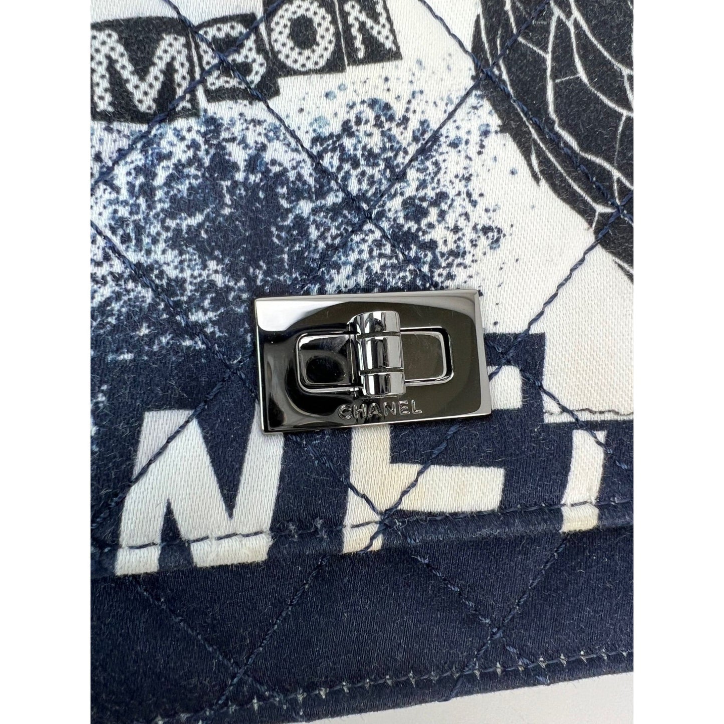 Portefeuille Chanel Reissue 2.55 en toile imprimée matelassée édition limitée sur une pochette à chaîne RARE