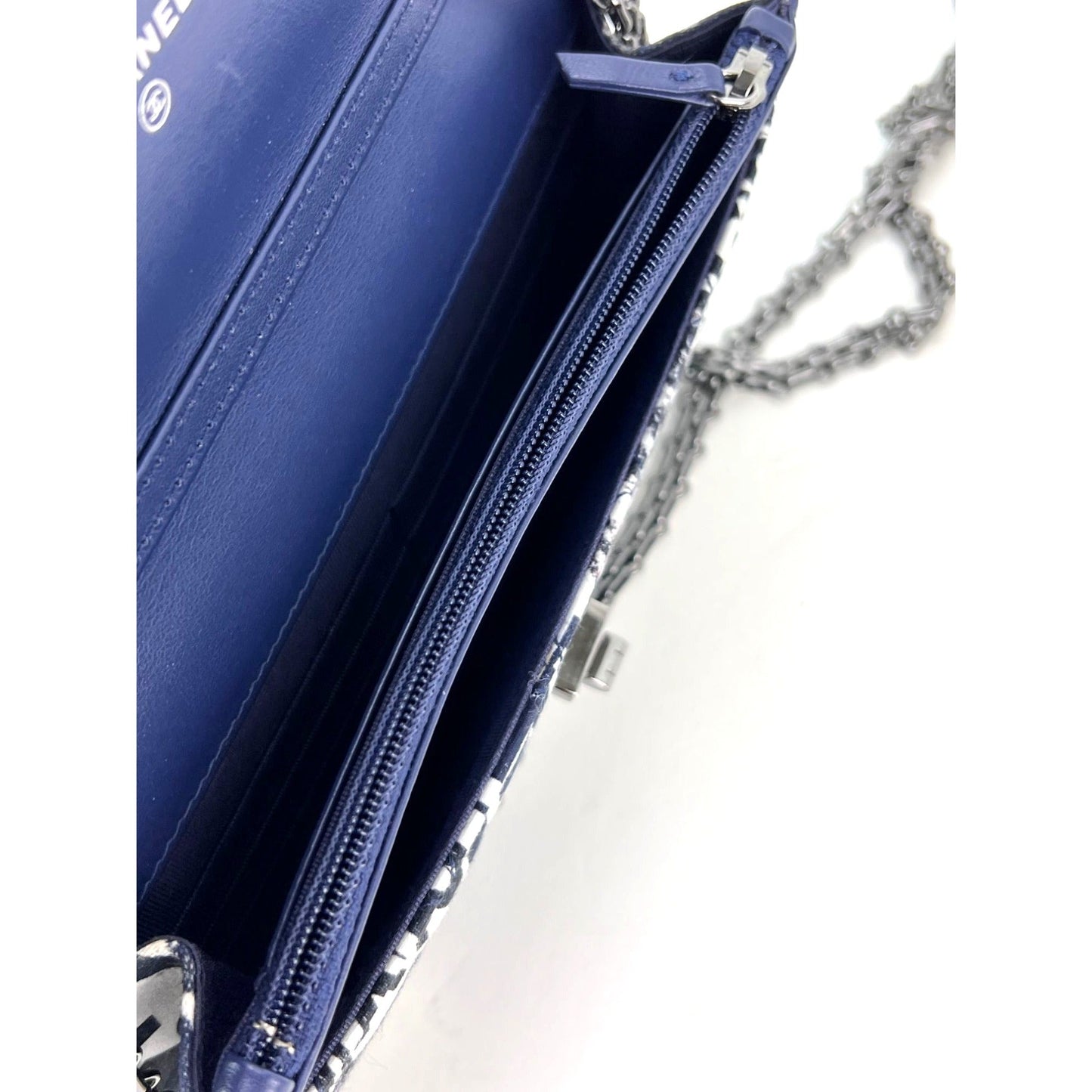 Portefeuille Chanel Reissue 2.55 en toile imprimée matelassée édition limitée sur une pochette à chaîne RARE