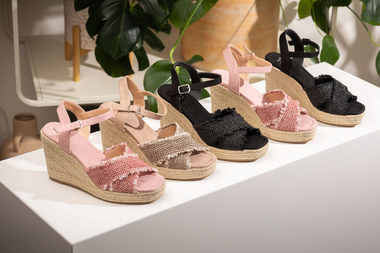 Elinor Wedge en noir