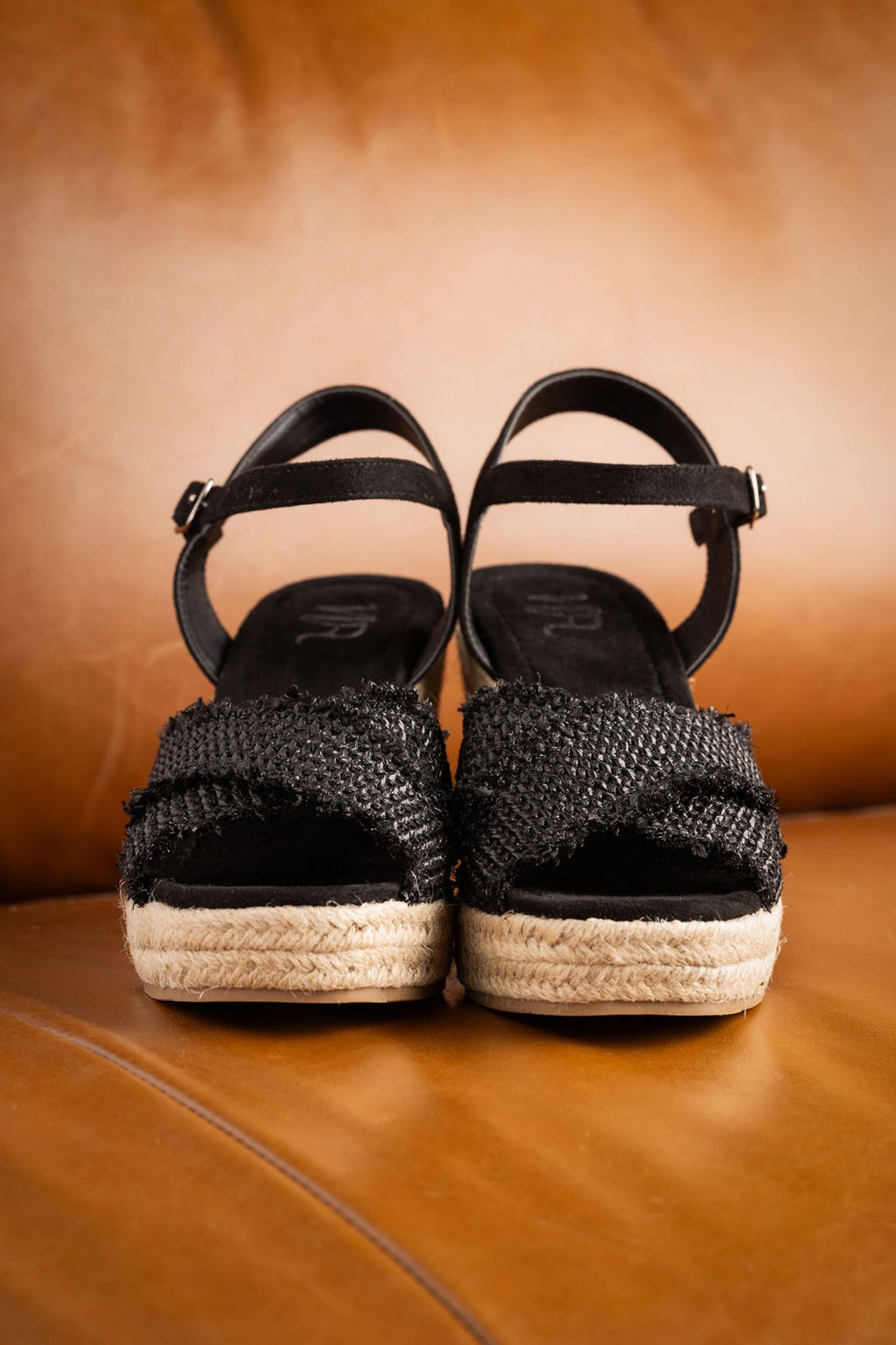 Elinor Wedge en noir