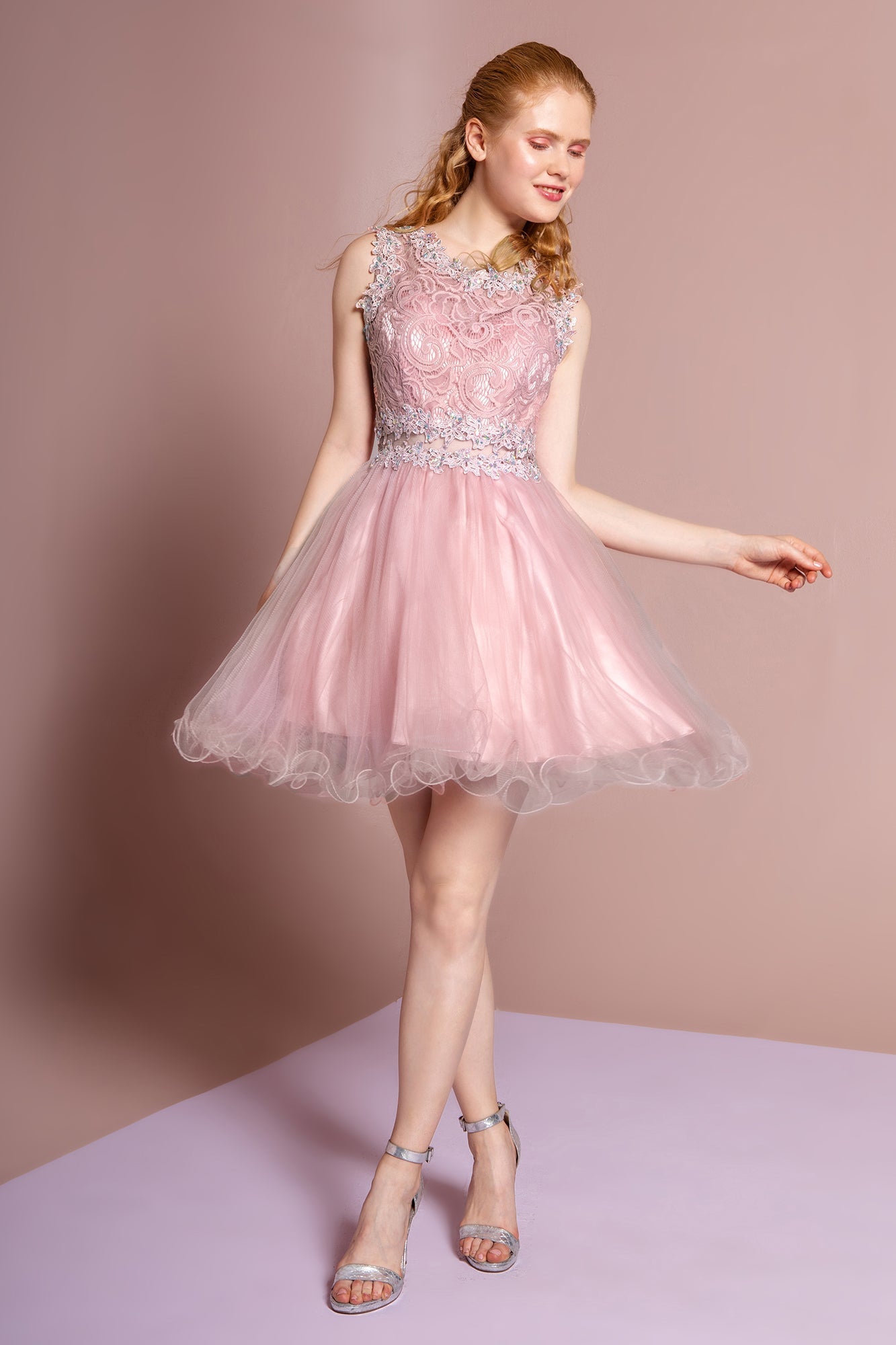 Robe courte sans manches avec corsage en dentelle et taille transparente