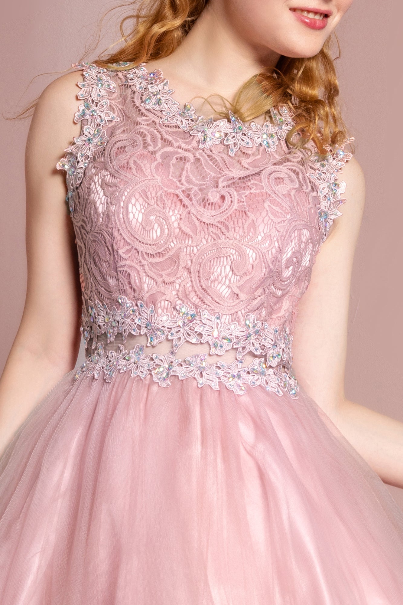 Robe courte sans manches avec corsage en dentelle et taille transparente