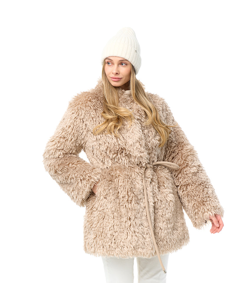 Manteau en fausse fourrure avec ceinture en cuir