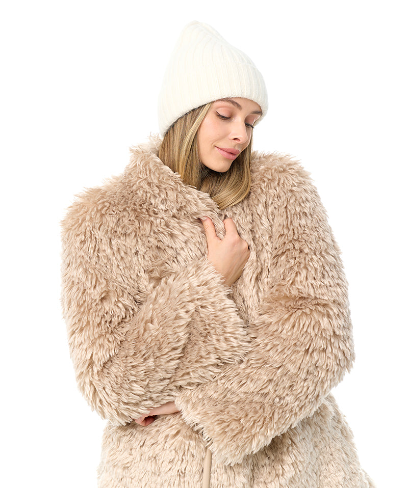 Manteau en fausse fourrure avec ceinture en cuir