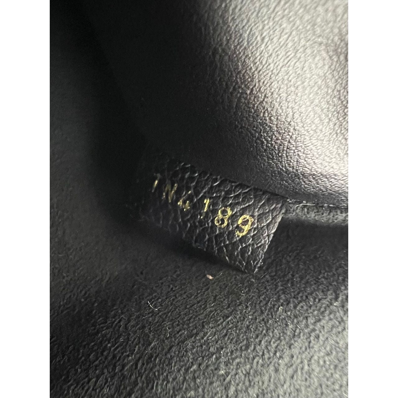 Louis Vuitton Melanie MM Sac à main Empriente Pochette en cuir noir