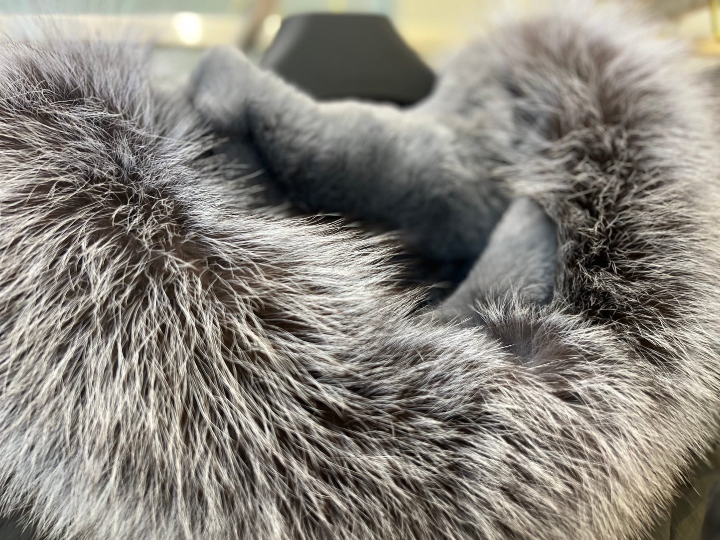 Parka isolée en fourrure de lapin avec bordure en fourrure de renard argenté