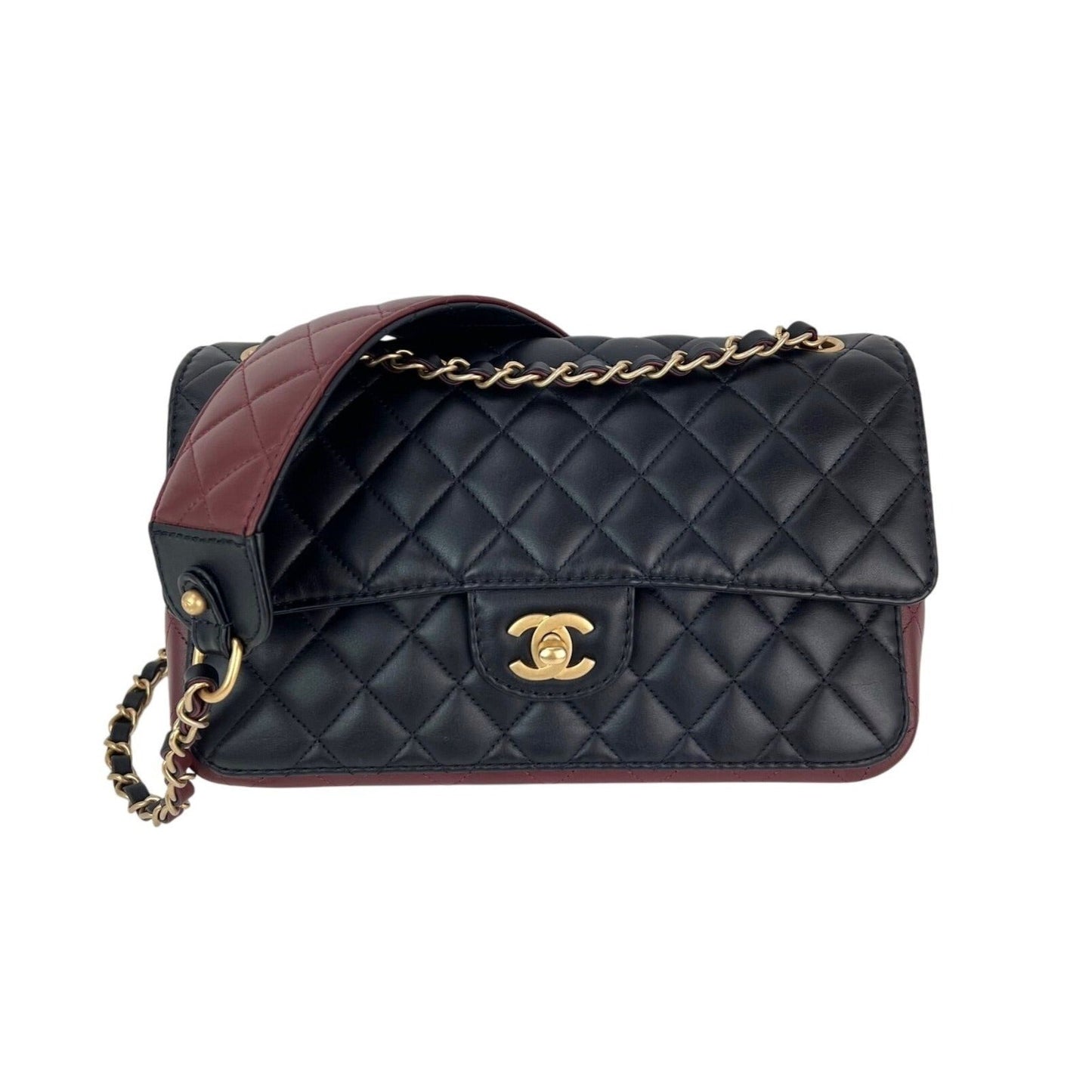 Sac à bandoulière matelassé en cuir de veau Chanel noir bordeaux avec bandoulière à rabat