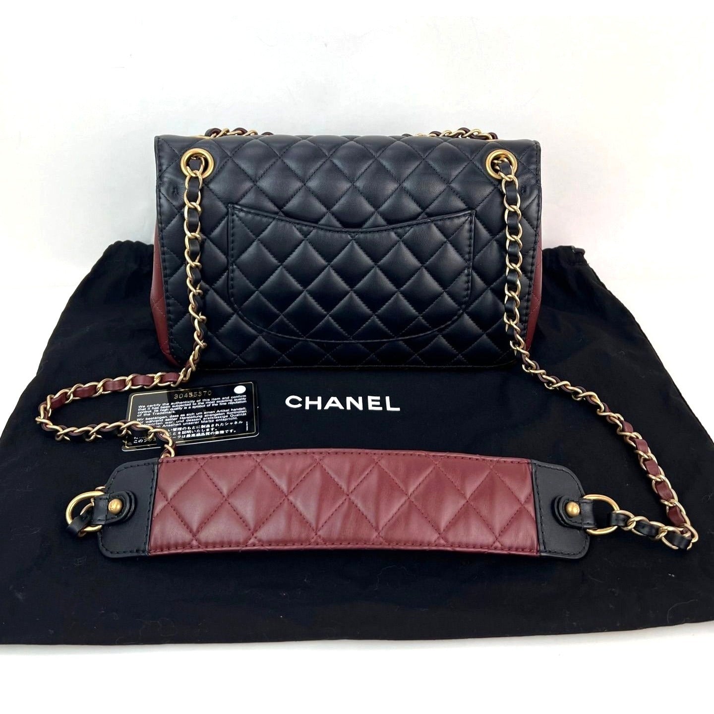 Sac à bandoulière matelassé en cuir de veau Chanel noir bordeaux avec bandoulière à rabat
