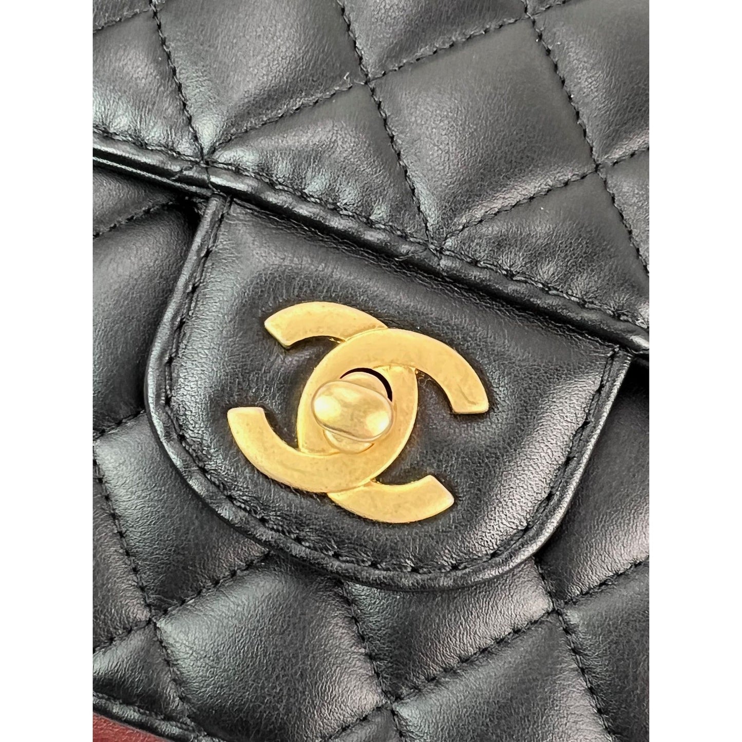 Sac à bandoulière matelassé en cuir de veau Chanel noir bordeaux avec bandoulière à rabat