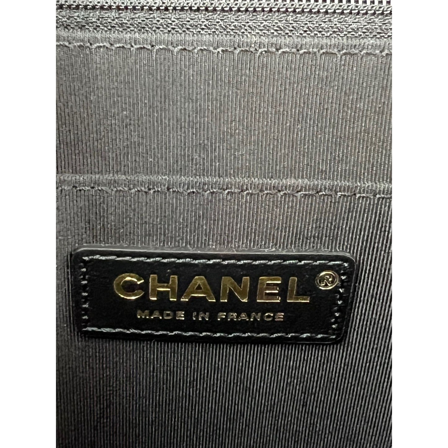 Sac à bandoulière matelassé en cuir de veau Chanel noir bordeaux avec bandoulière à rabat