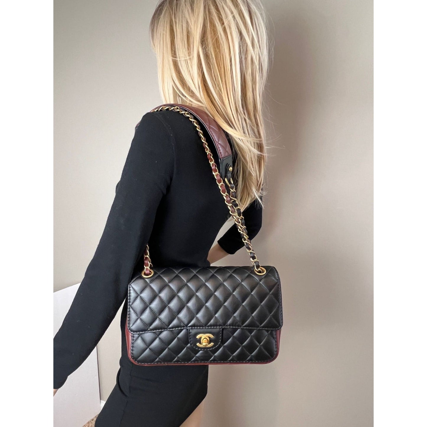 Sac à bandoulière matelassé en cuir de veau Chanel noir bordeaux avec bandoulière à rabat