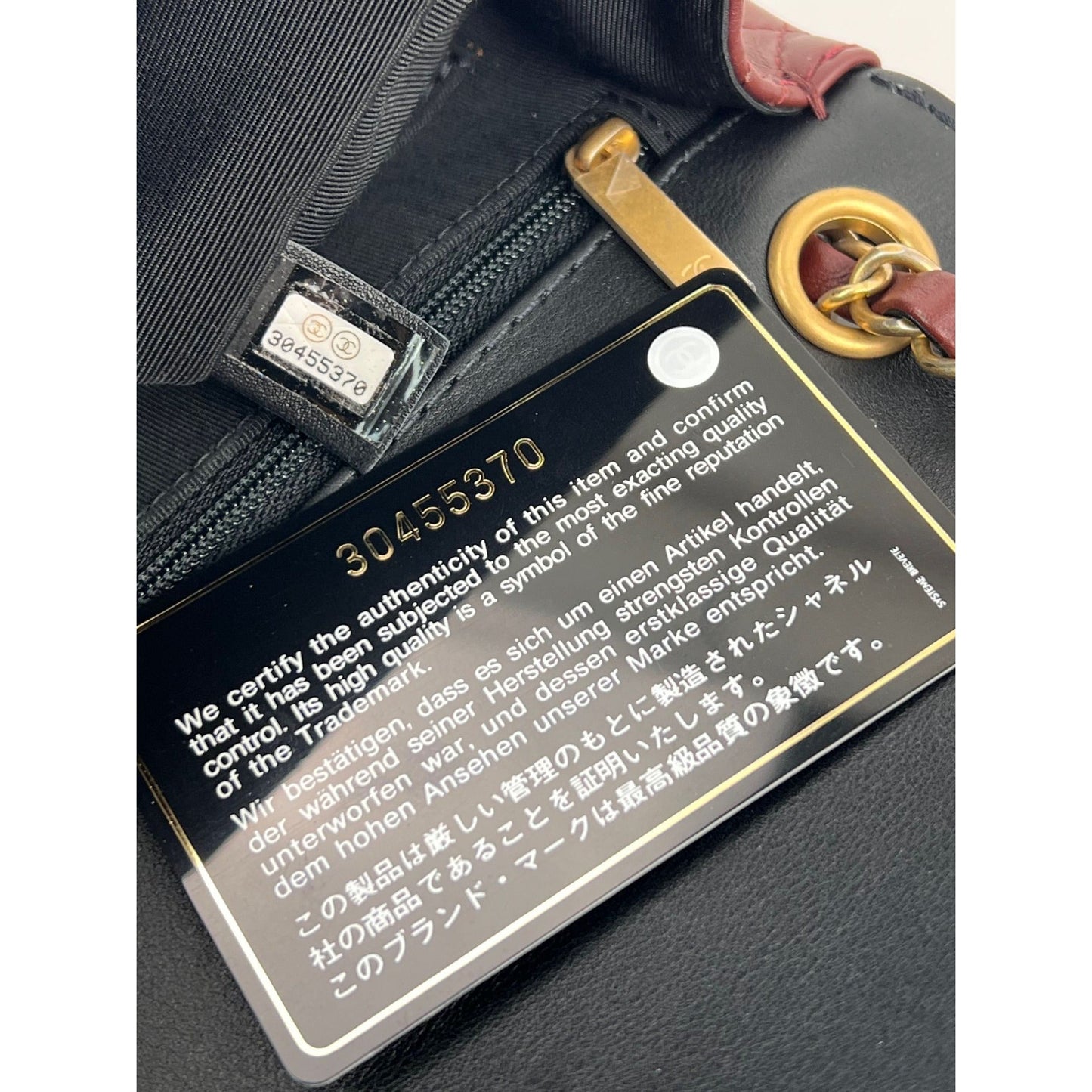 Sac à bandoulière matelassé en cuir de veau Chanel noir bordeaux avec bandoulière à rabat