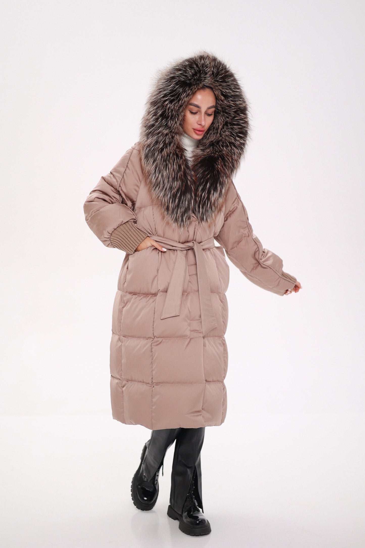 Manteau en duvet entièrement doublé à capuche Rei Silver Fox en blush 