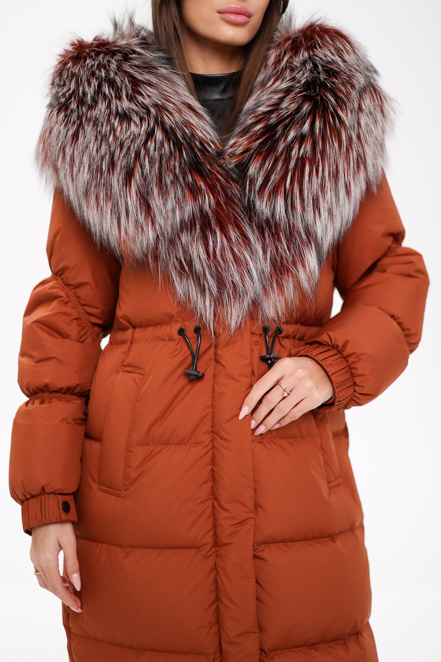 Manteau en duvet et capuche entièrement doublé en véritable renard argenté 