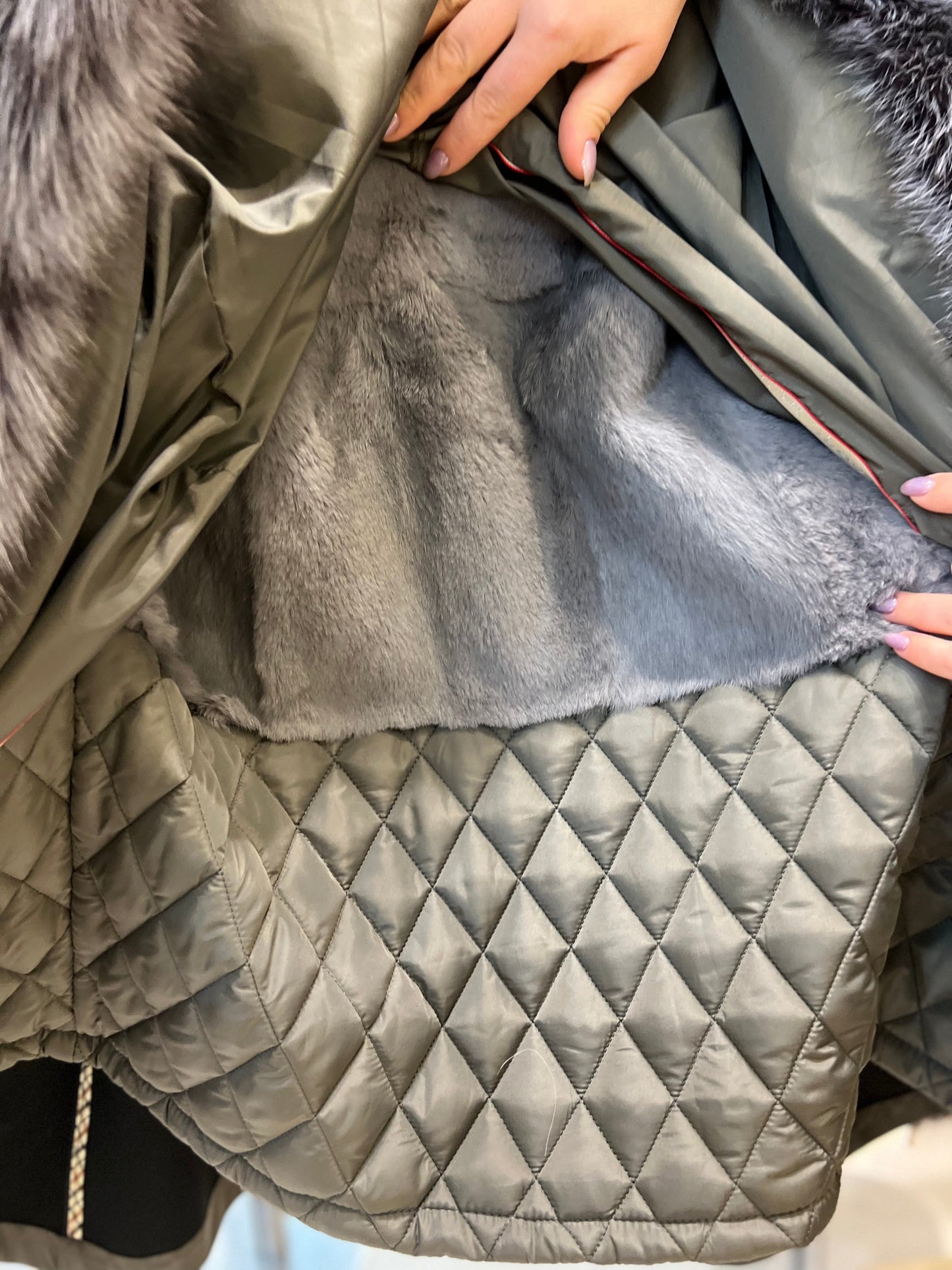 Parka isolée en fourrure de lapin avec bordure en fourrure de renard argenté