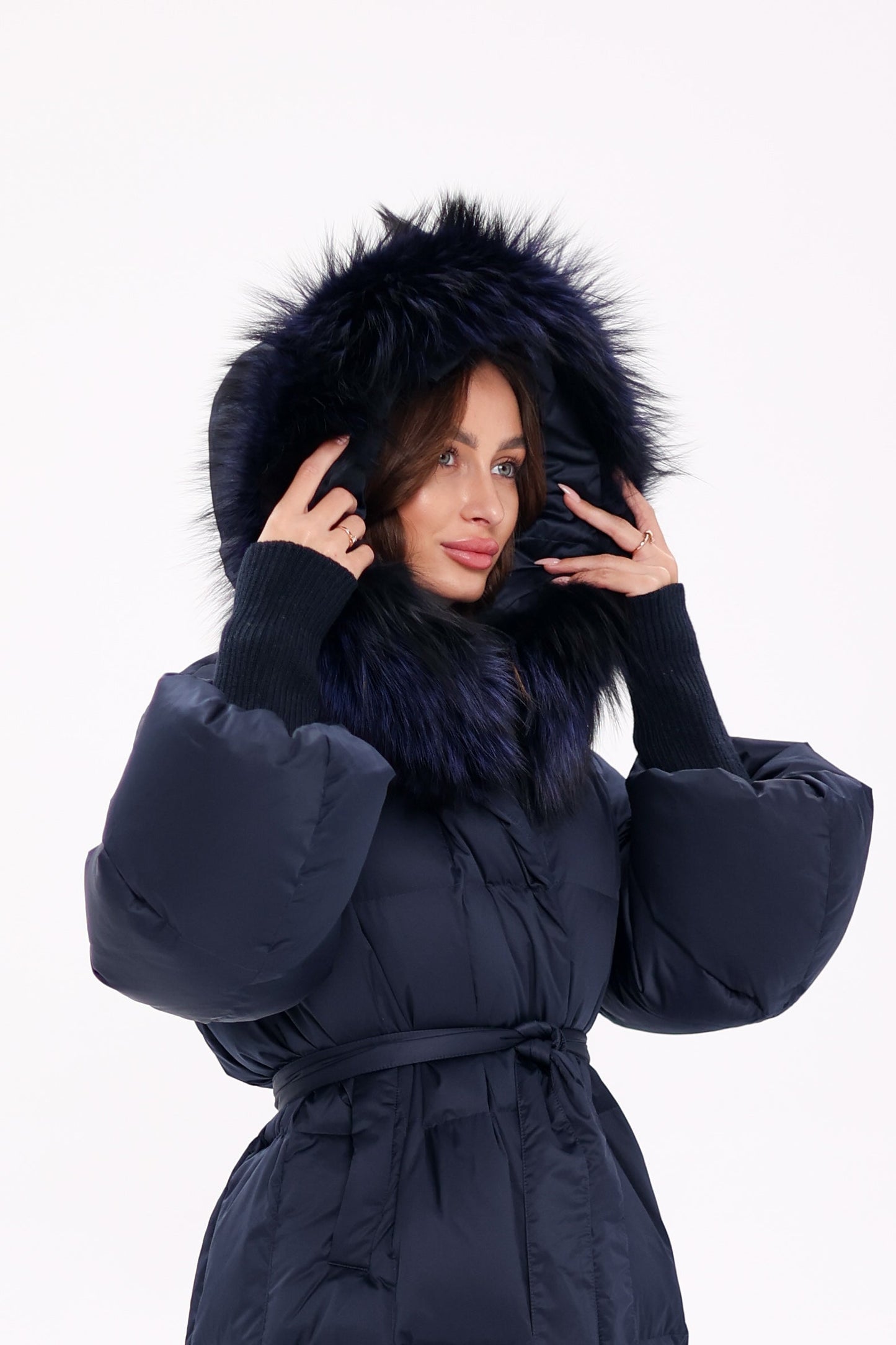 Manteau en duvet bleu roi avec bordure en fourrure de renard véritable