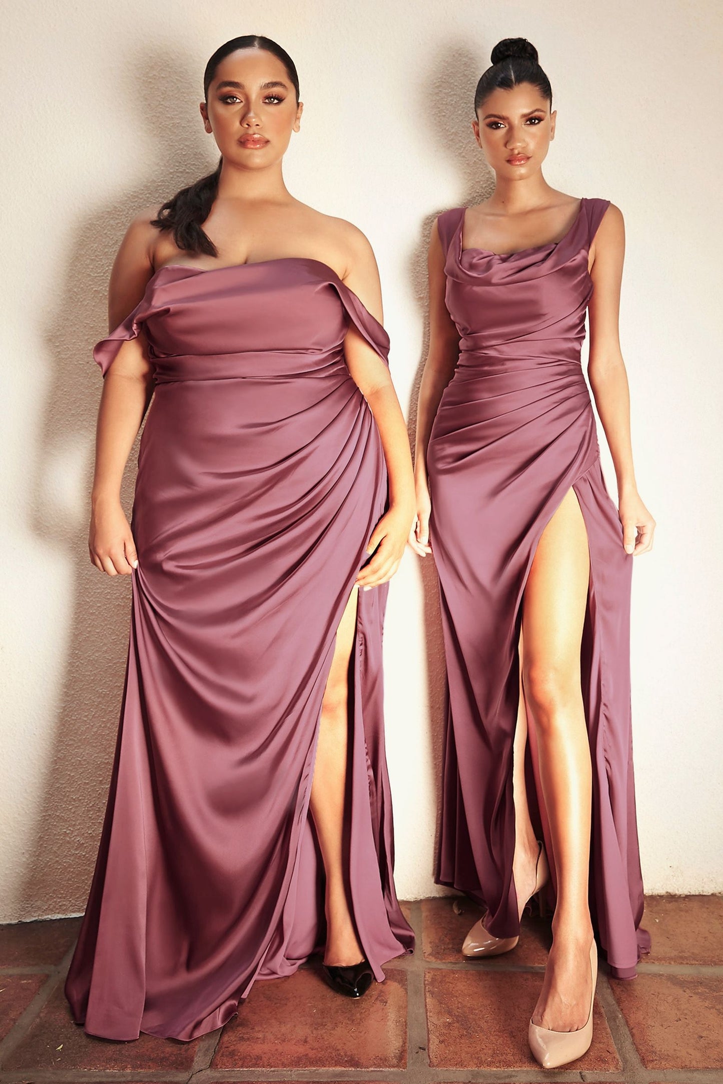 Robe drapée en satin à épaules dénudées