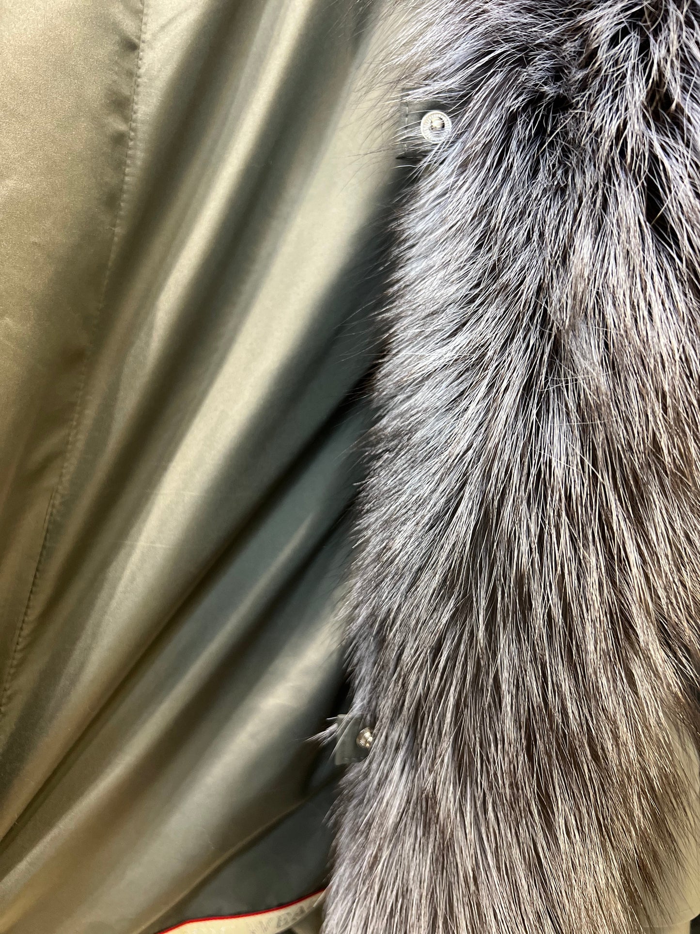 Parka isolée en fourrure de lapin avec bordure en fourrure de renard argenté