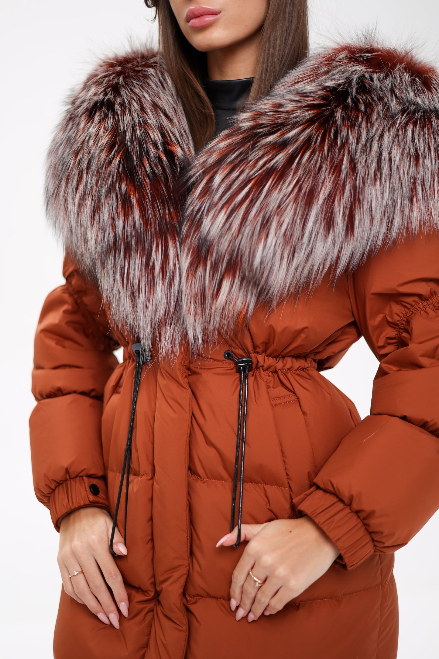 Manteau en duvet et capuche entièrement doublé en véritable renard argenté 
