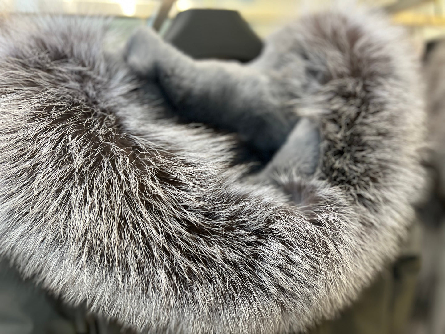 Parka isolée en fourrure de lapin avec bordure en fourrure de renard argenté